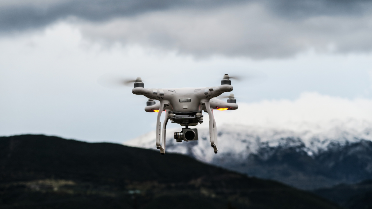 Drone Gris Volando Sobre la Montaña Verde Durante el Día. Wallpaper in 1280x720 Resolution