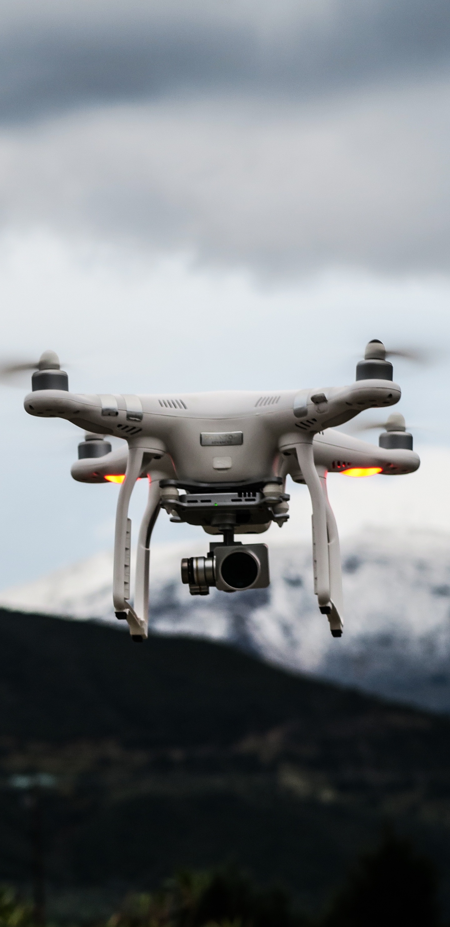 Drone Gris Volando Sobre la Montaña Verde Durante el Día. Wallpaper in 1440x2960 Resolution