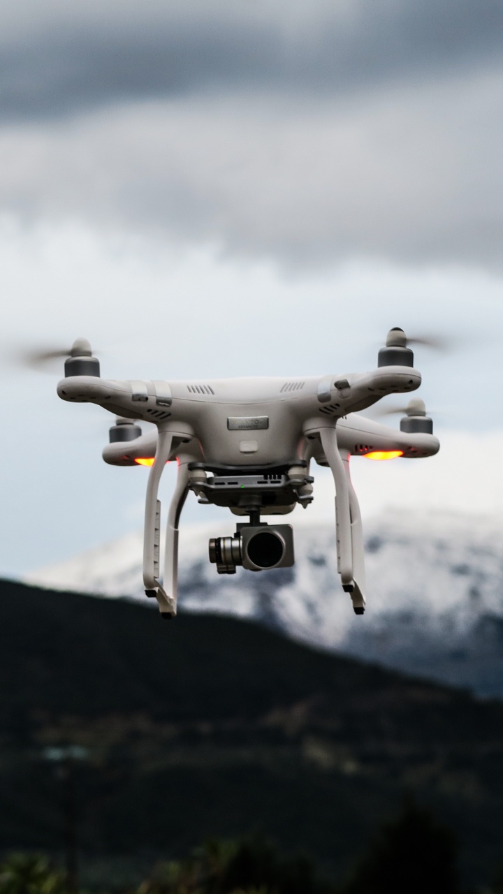 Drone Gris Survolant la Montagne Verte Pendant la Journée. Wallpaper in 720x1280 Resolution