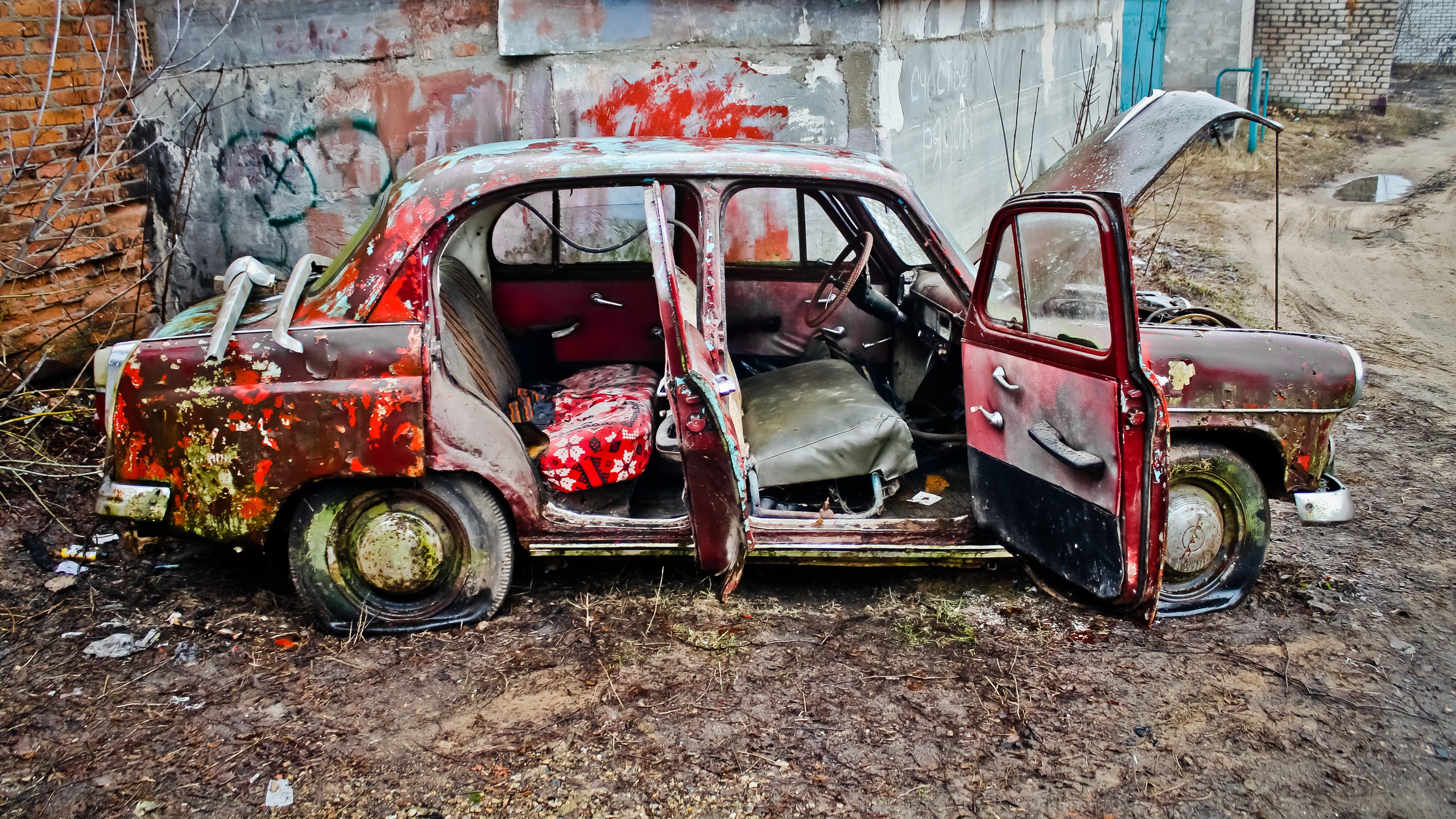 Coche de Época Rojo y Negro. Wallpaper in 2560x1440 Resolution
