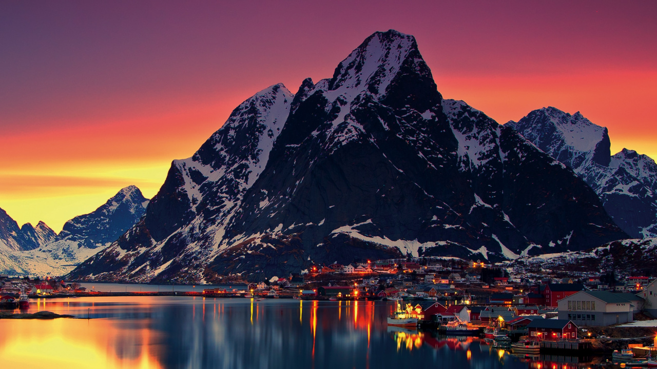 Montagne Couverte de Neige Près D'un Plan D'eau Pendant le Coucher du Soleil. Wallpaper in 1280x720 Resolution