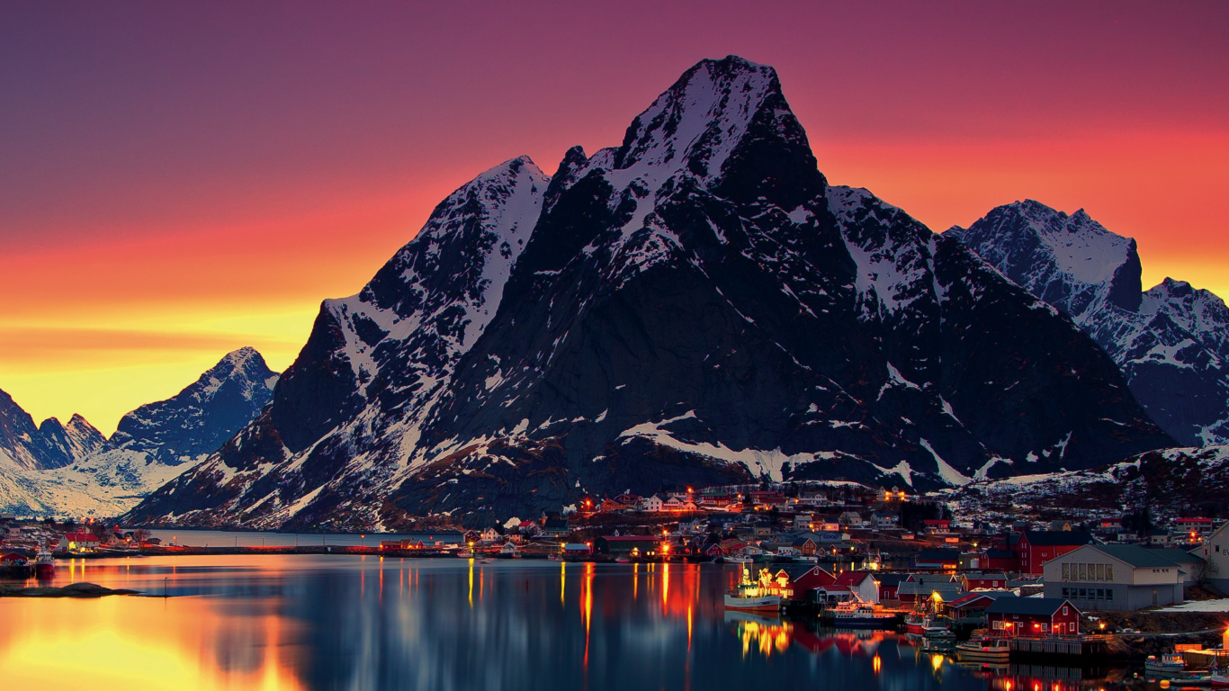 Schneebedeckter Berg in Der Nähe Von Gewässern Während Des Sonnenuntergangs. Wallpaper in 1366x768 Resolution