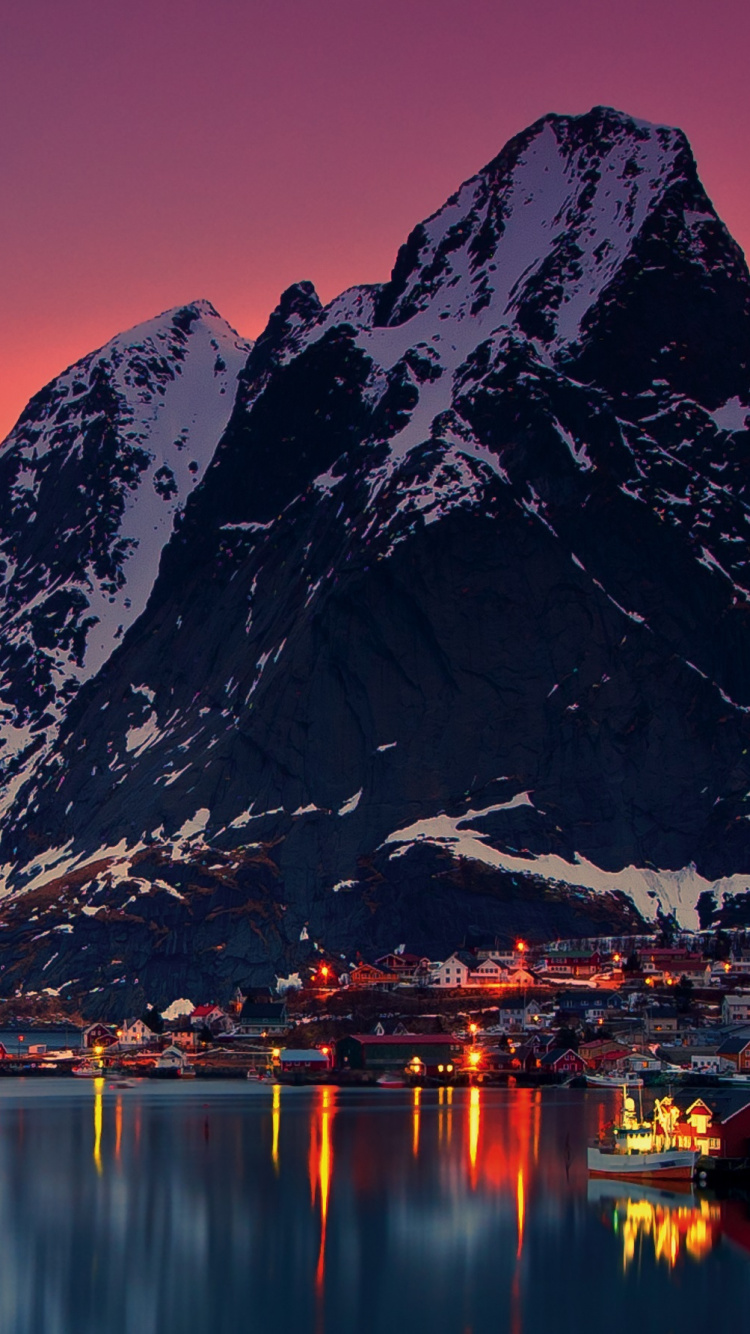 Schneebedeckter Berg in Der Nähe Von Gewässern Während Des Sonnenuntergangs. Wallpaper in 750x1334 Resolution