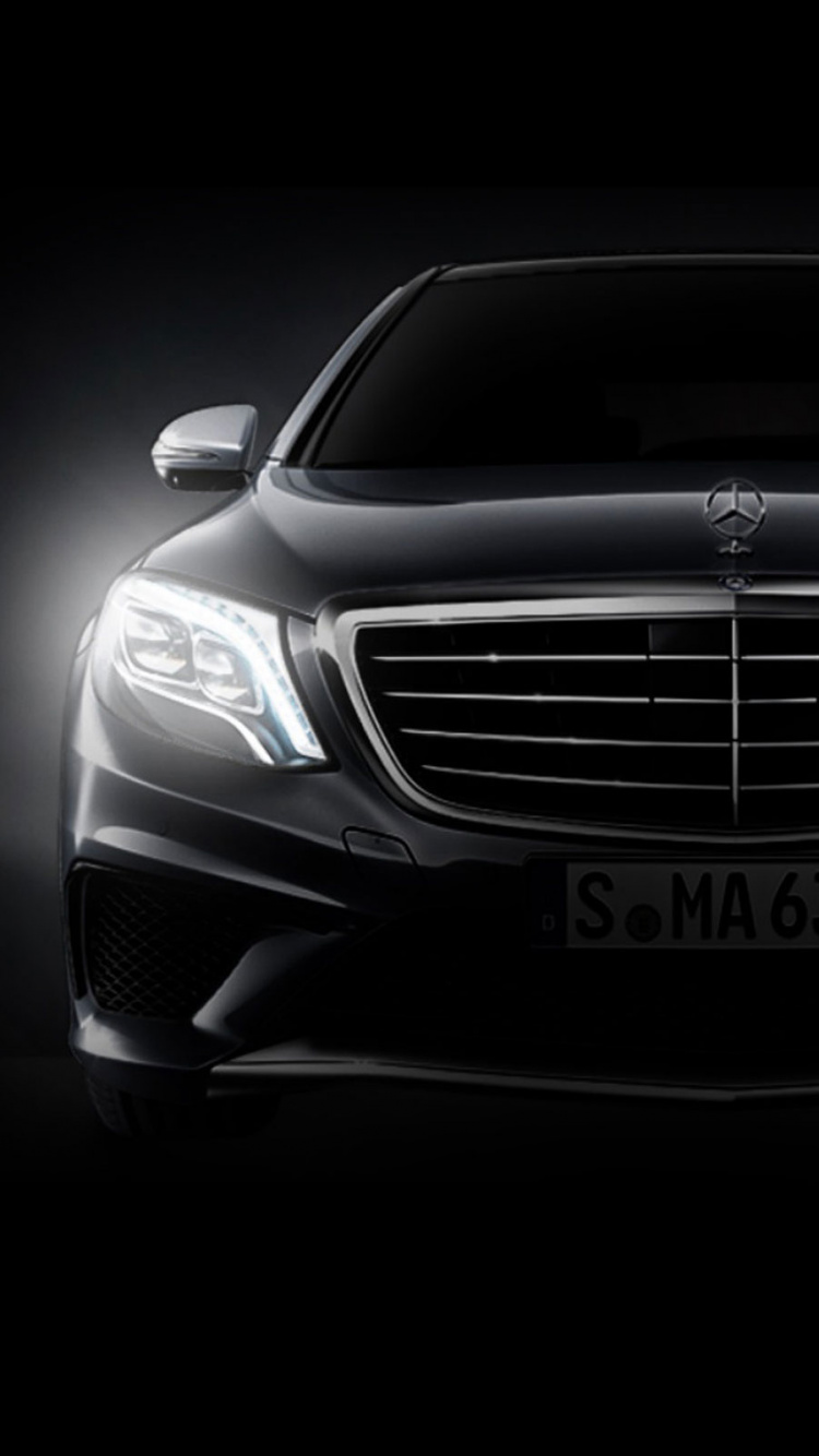 Coche Mercedes Benz Negro en Una Habitación Oscura. Wallpaper in 750x1334 Resolution