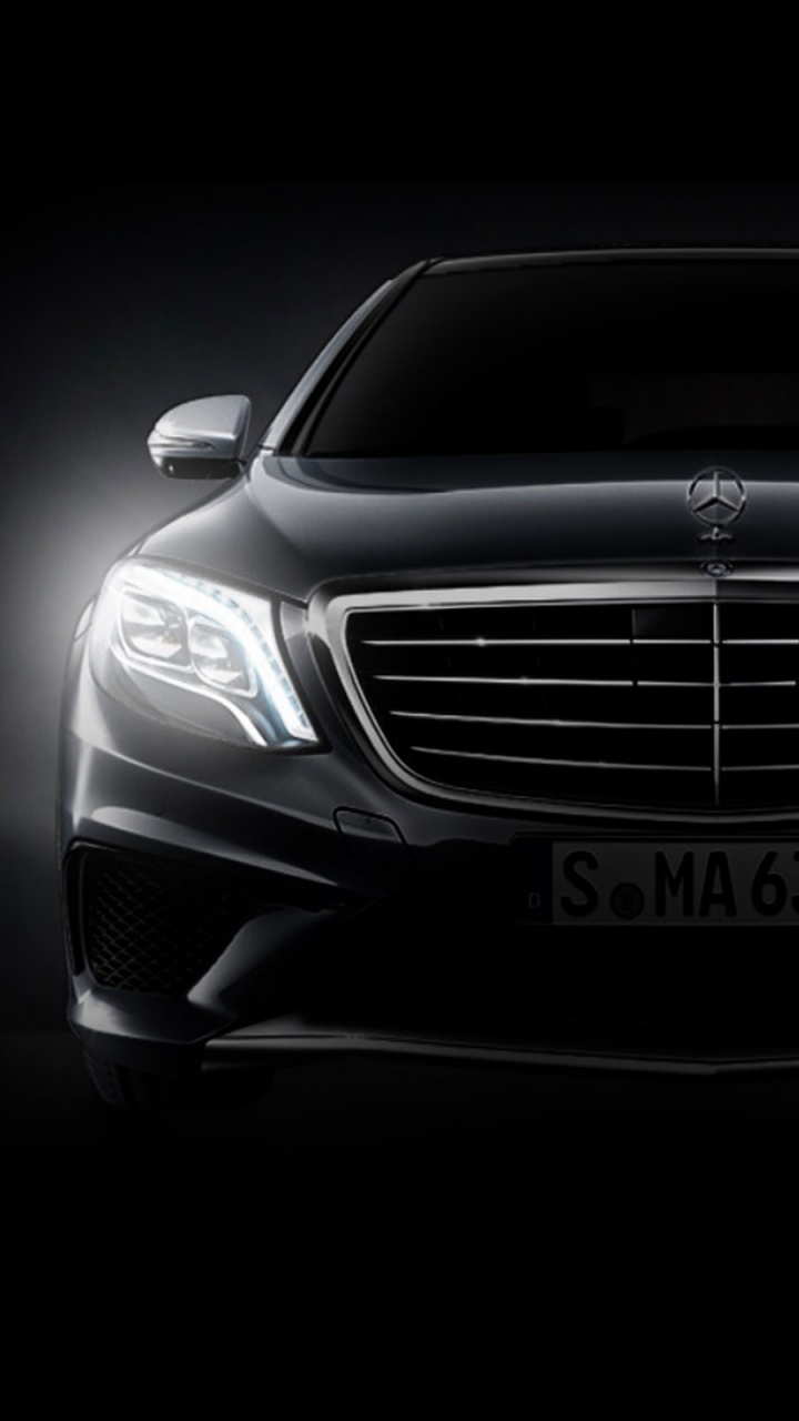 Voiture Mercedes Benz Noire Dans Une Pièce Sombre. Wallpaper in 720x1280 Resolution