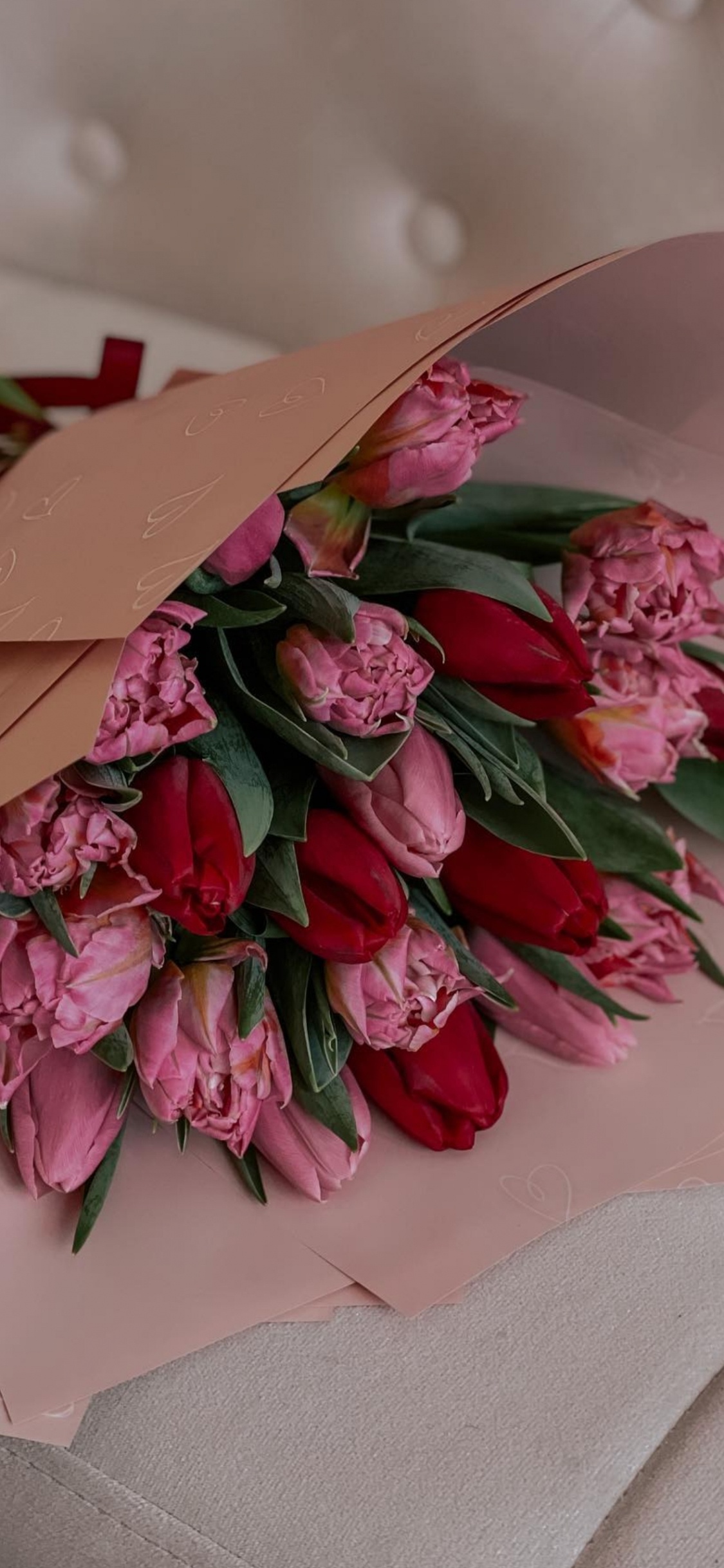 Blumenstrauss, Blütenblatt, Kleid, Pink, Kreative Kunst. Wallpaper in 1125x2436 Resolution