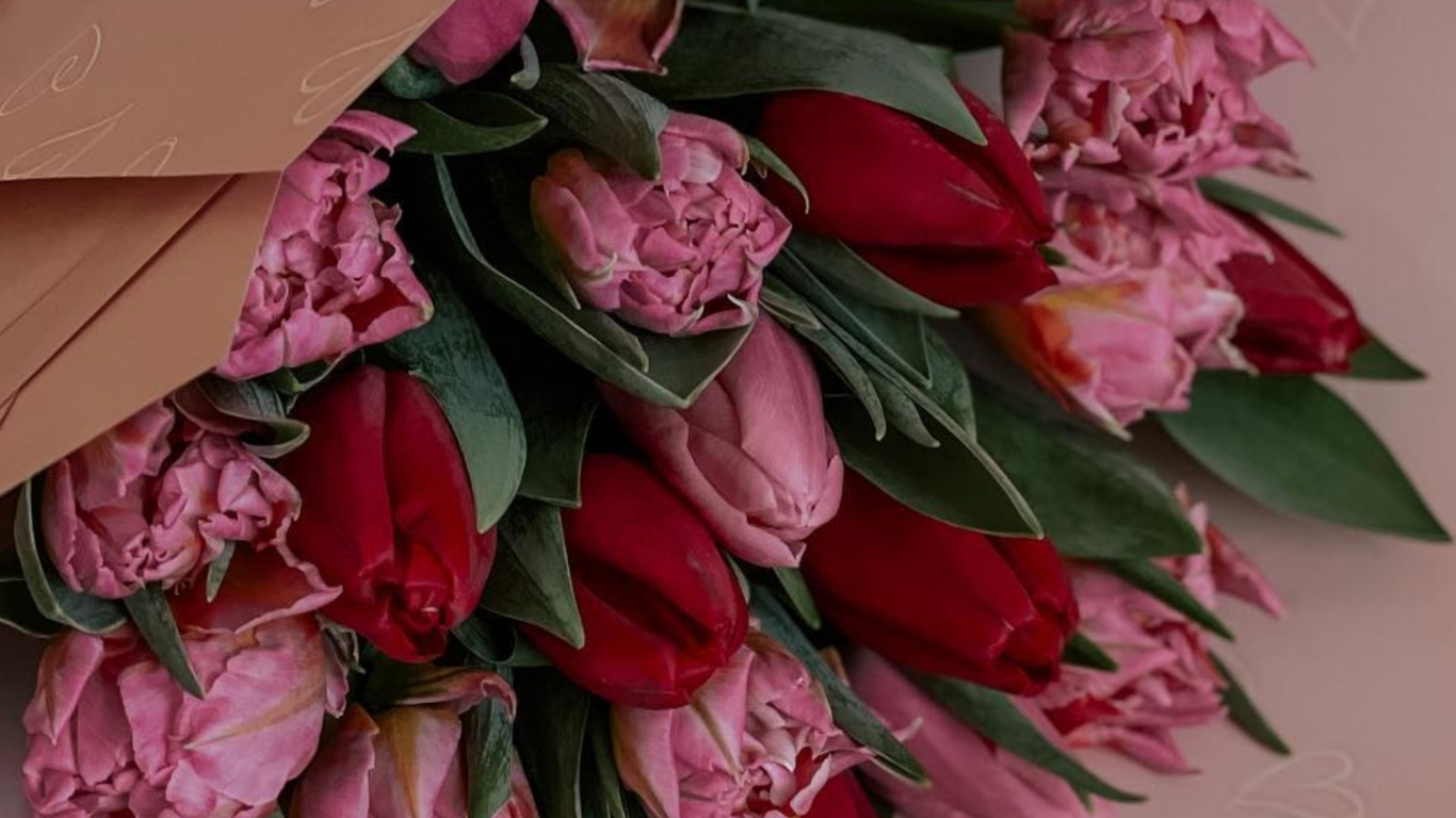 Bouquet, Flower, Plant, Petal, Dress. Wallpaper in 1366x768 Resolution