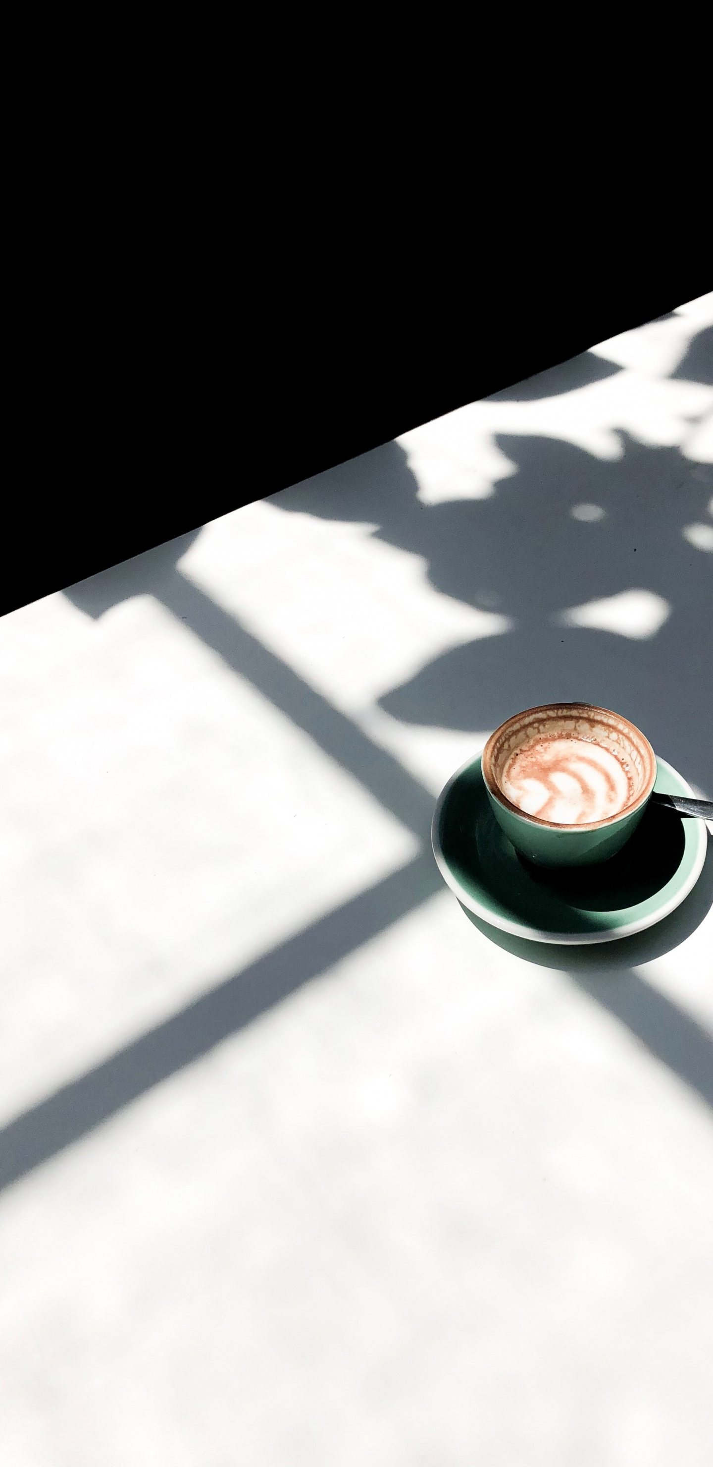 Grüne Keramiktasse Mit Kaffee Auf Grüner Keramikuntertasse. Wallpaper in 1440x2960 Resolution