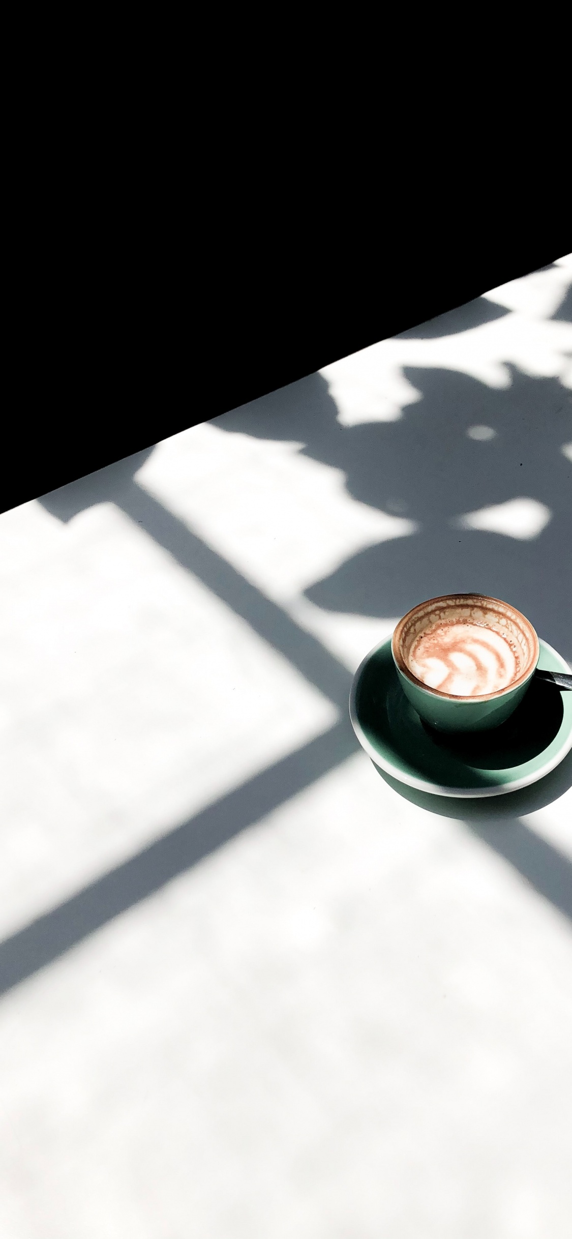 Tasse en Céramique Verte Avec du Café Sur Une Soucoupe en Céramique Verte. Wallpaper in 1125x2436 Resolution