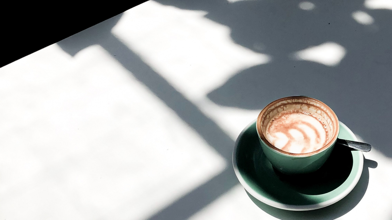 Tasse en Céramique Verte Avec du Café Sur Une Soucoupe en Céramique Verte. Wallpaper in 1366x768 Resolution