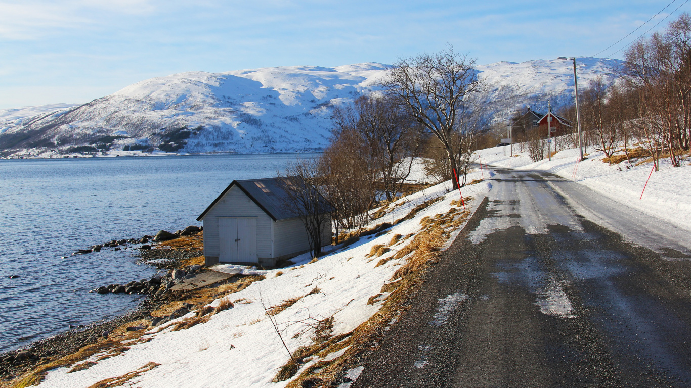 Casa Blanca y Marrón Cerca Del Cuerpo de Agua Durante el Día. Wallpaper in 1366x768 Resolution