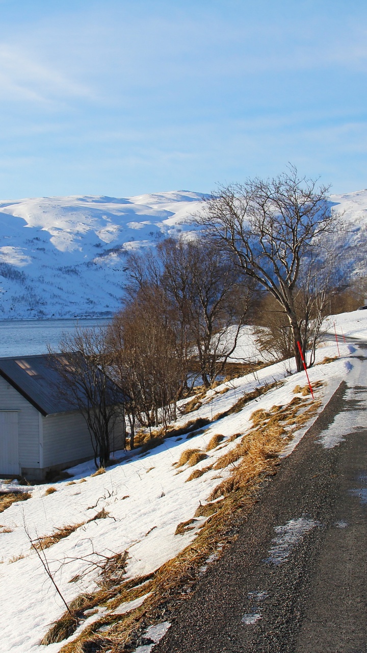 Maison Blanche et Brune Près D'un Plan D'eau Pendant la Journée. Wallpaper in 720x1280 Resolution