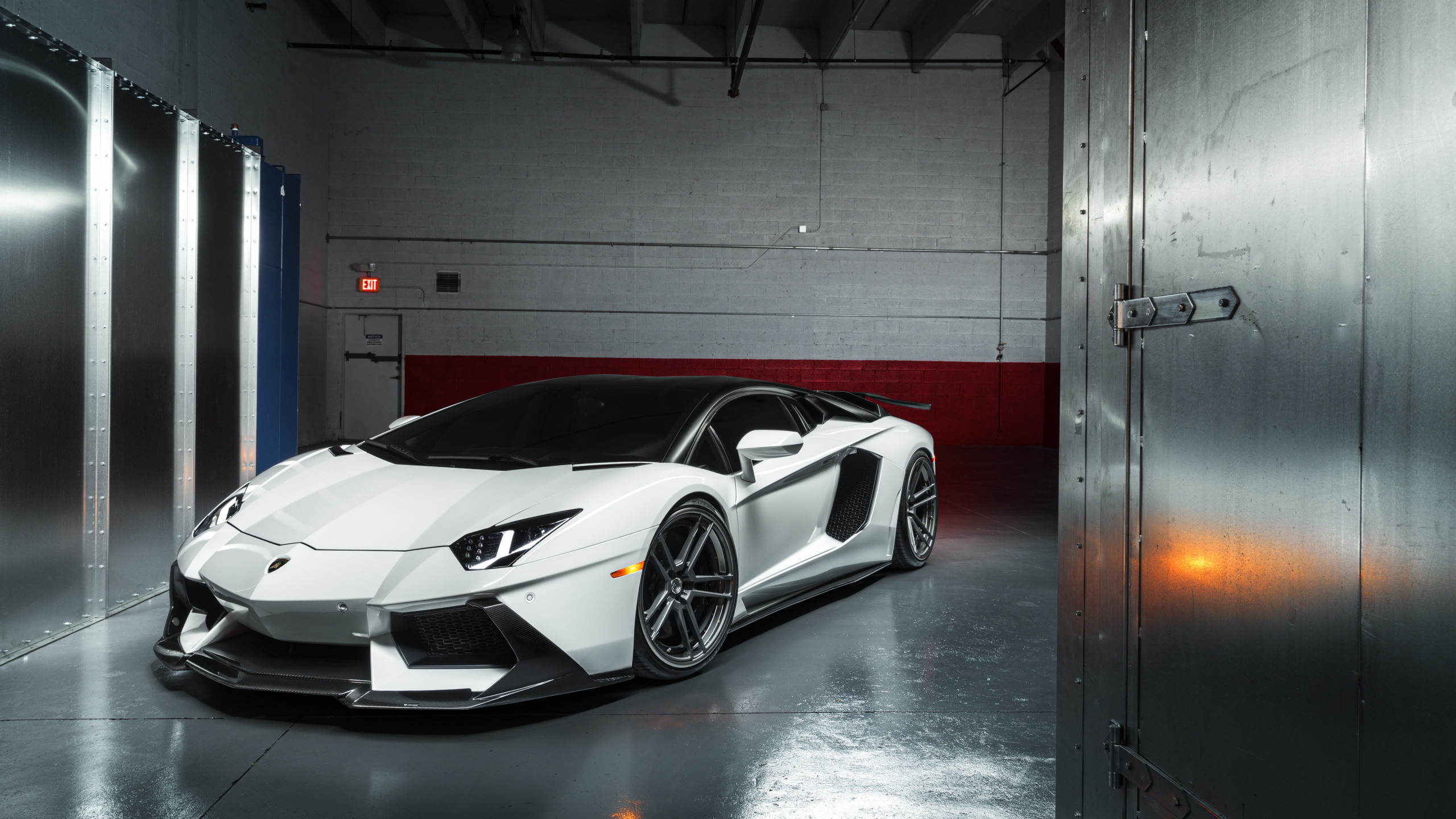Porsche 911 Blanche et Noire Garée Dans un Garage. Wallpaper in 2560x1440 Resolution