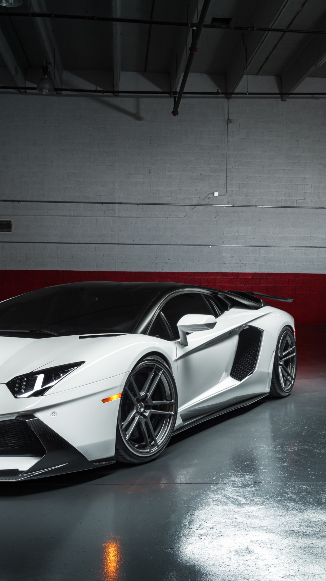 Weißer Und Schwarzer Porsche 911 in Garage Geparkt. Wallpaper in 1080x1920 Resolution