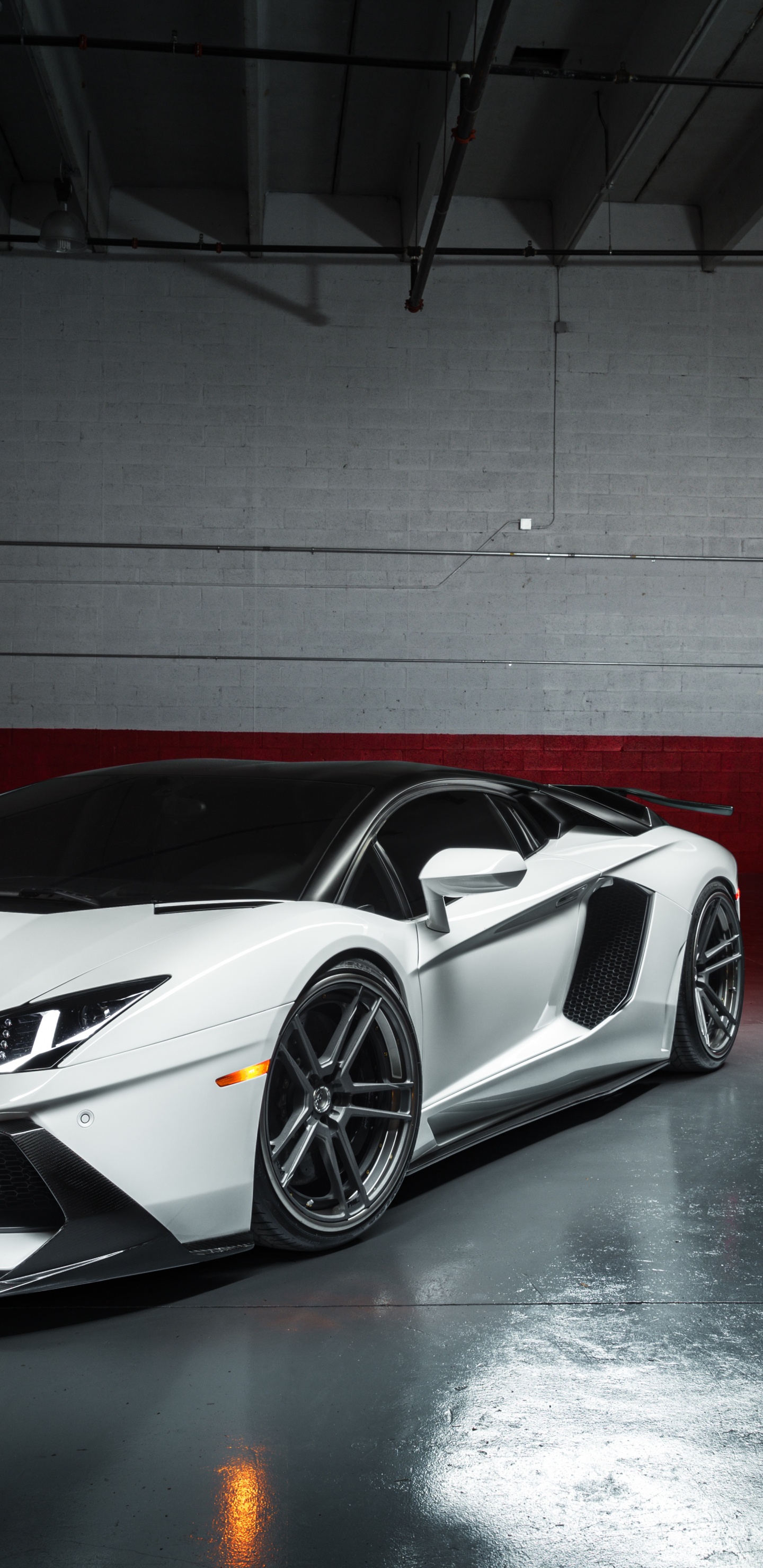 Weißer Und Schwarzer Porsche 911 in Garage Geparkt. Wallpaper in 1440x2960 Resolution