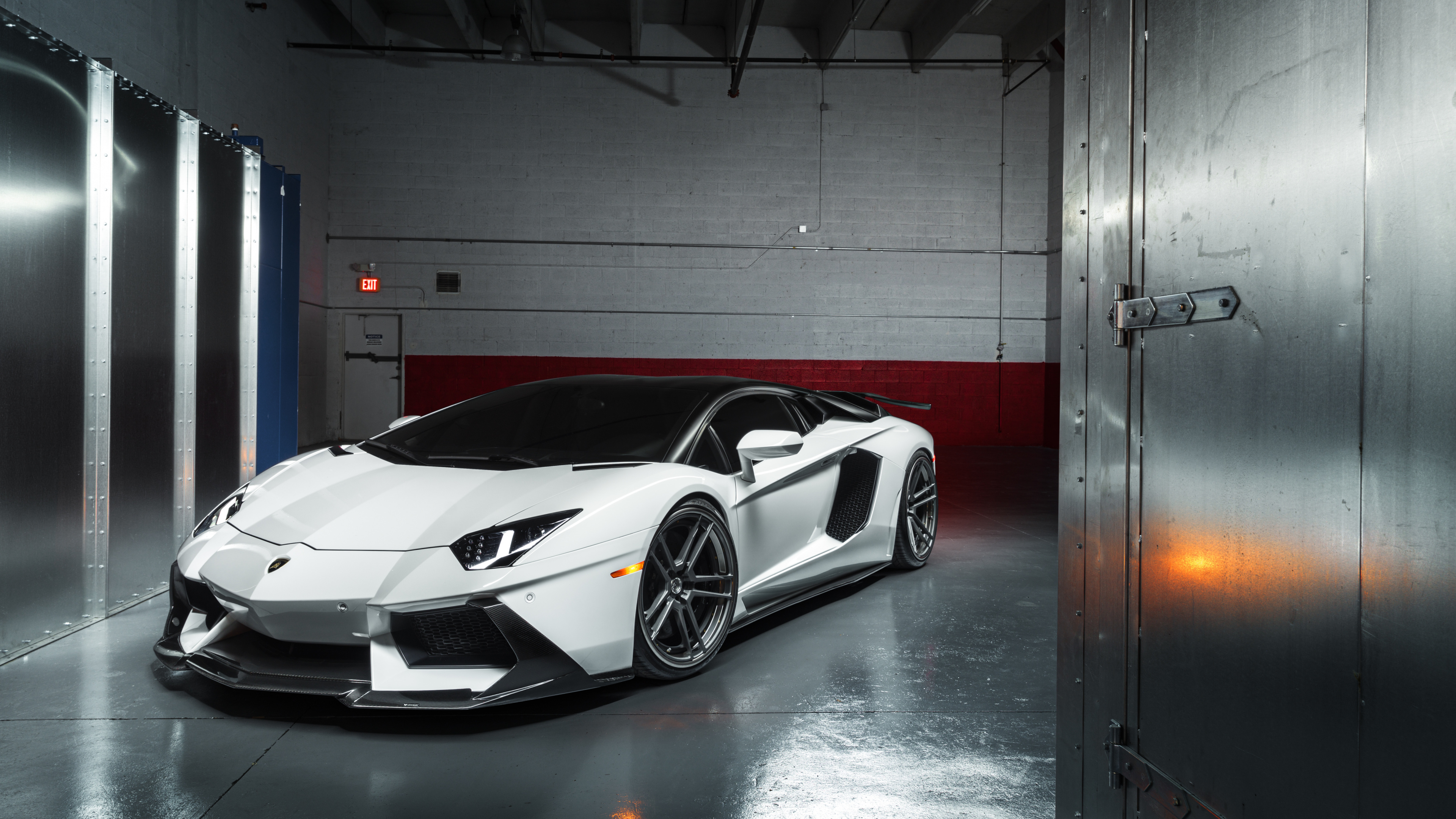 Weißer Und Schwarzer Porsche 911 in Garage Geparkt. Wallpaper in 3840x2160 Resolution
