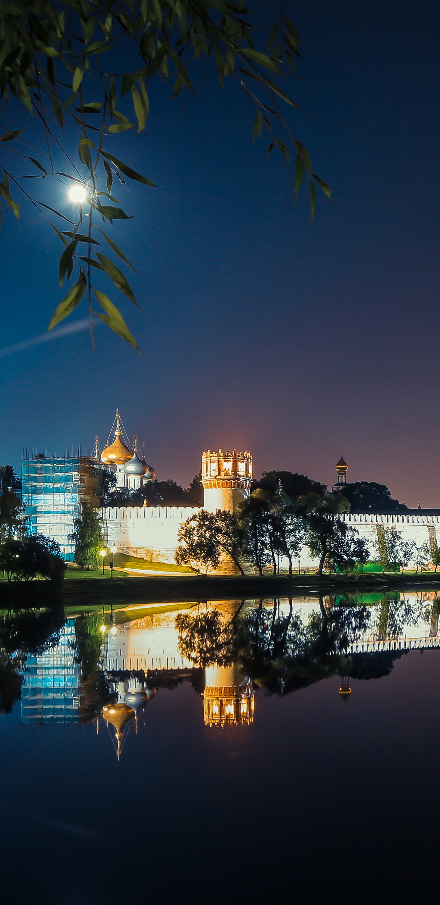 Plan D'eau Près Des Bâtiments de la Ville Pendant la Nuit. Wallpaper in 1440x2960 Resolution