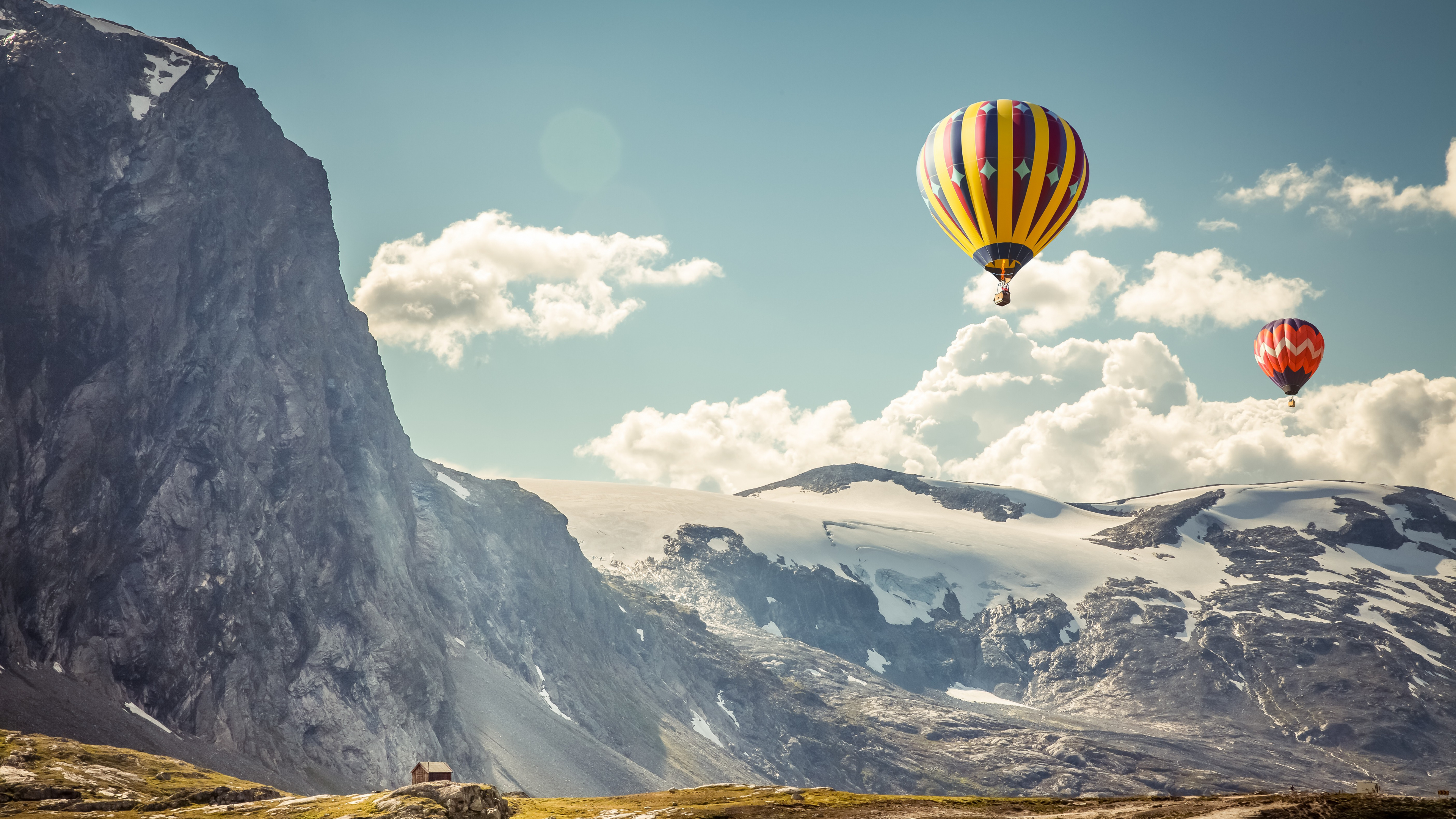 Gelber Und Grüner Heißluftballon, Der Tagsüber Über Schneebedeckte Berge Fliegt. Wallpaper in 3840x2160 Resolution