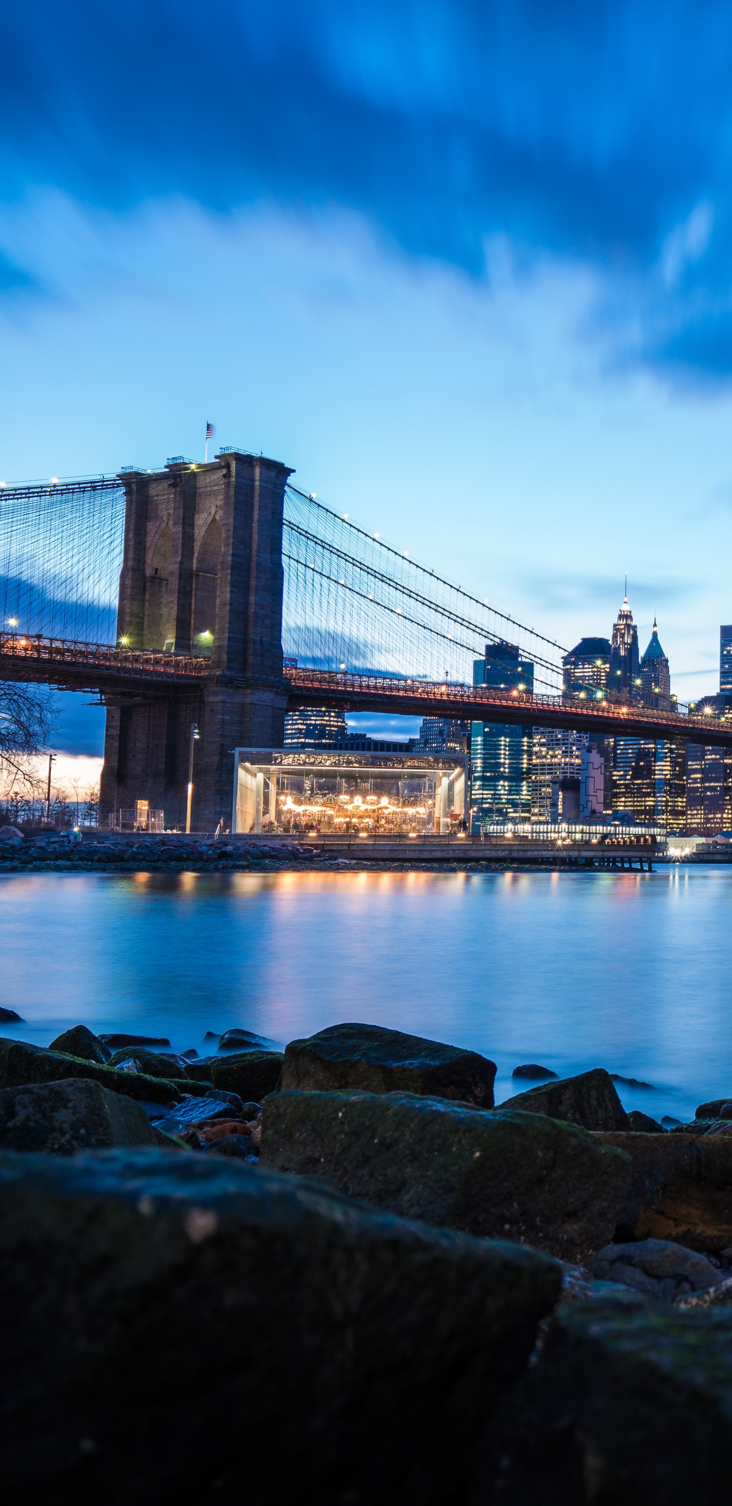 Pont Au-dessus de L'eau Près Des Bâtiments de la Ville Pendant la Nuit. Wallpaper in 1440x2960 Resolution