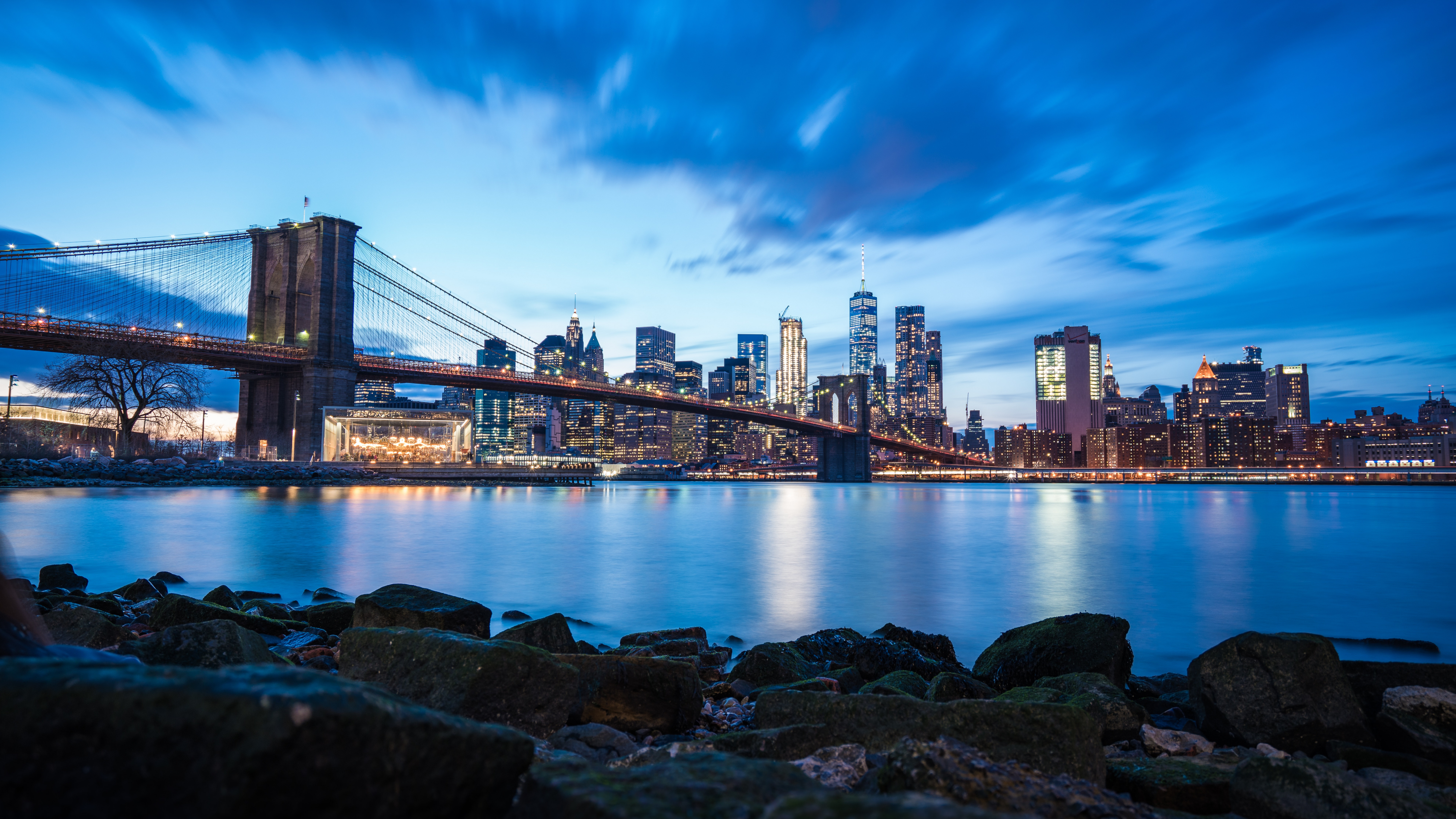 Pont Au-dessus de L'eau Près Des Bâtiments de la Ville Pendant la Nuit. Wallpaper in 7680x4320 Resolution