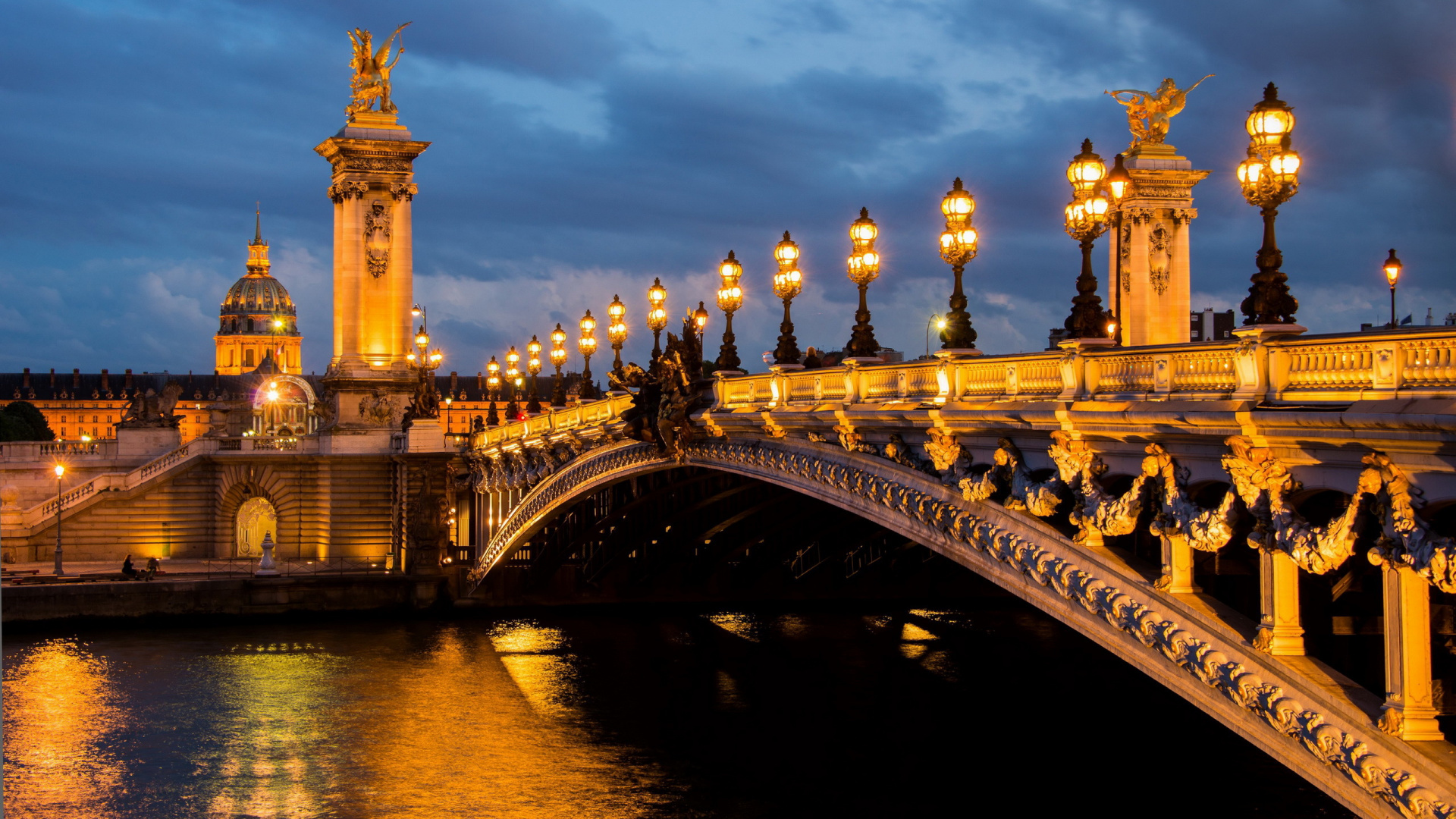 Gente Caminando en el Puente Durante la Noche. Wallpaper in 1920x1080 Resolution