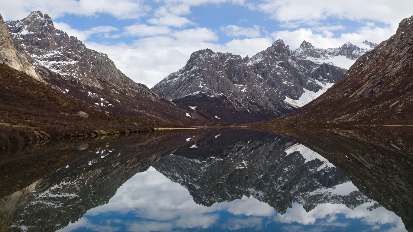 Montañas Marrones y Blancas Bajo Nubes Blancas y Cielo Azul Durante el Día. Wallpaper in 1366x768 Resolution