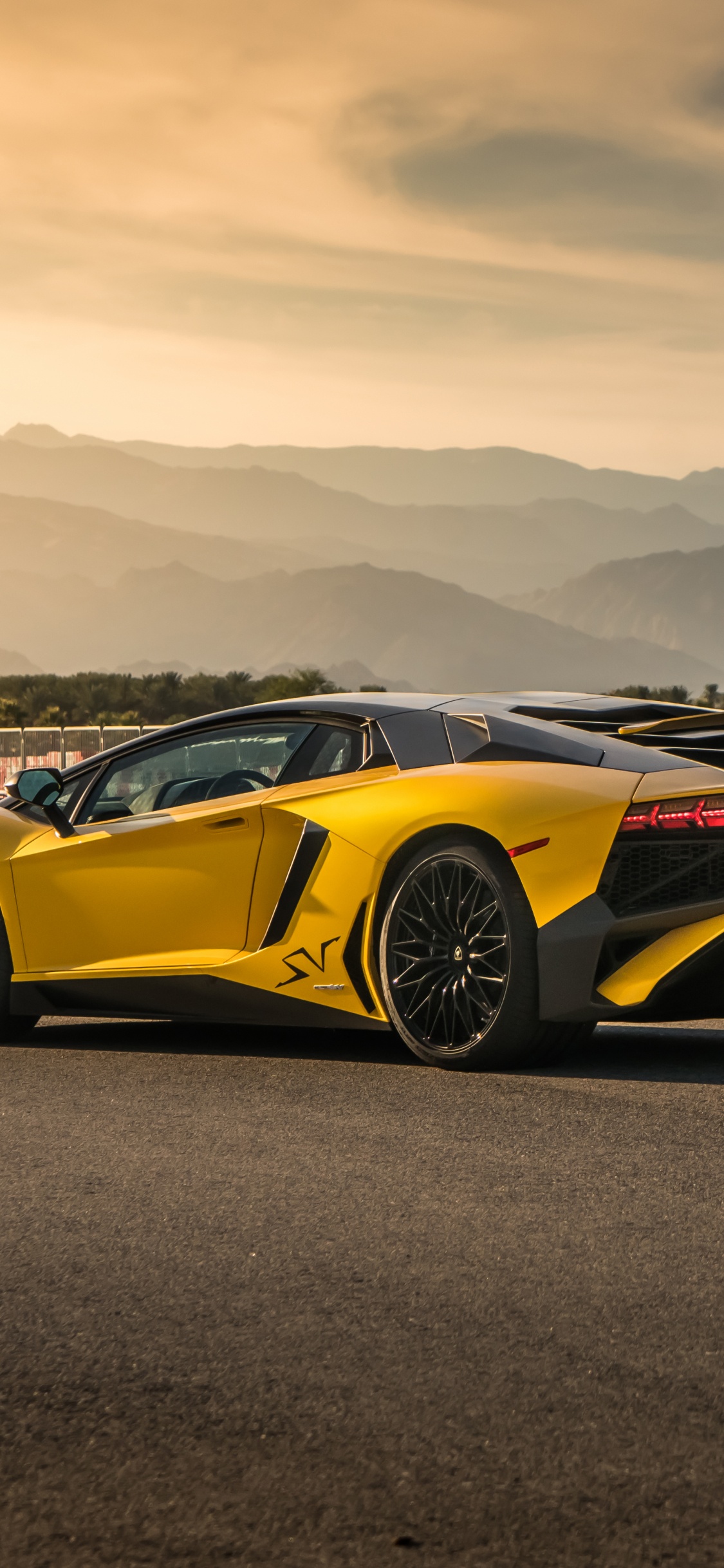 Porsche 911 Jaune Sur Route Près de Personnes Marchant Dans la Rue Pendant la Journée. Wallpaper in 1125x2436 Resolution