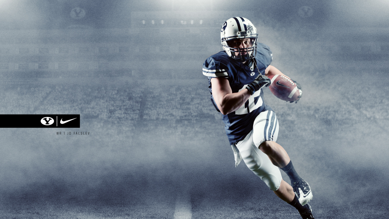 Joueur de Football en Maillot Bleu et Blanc. Wallpaper in 1366x768 Resolution