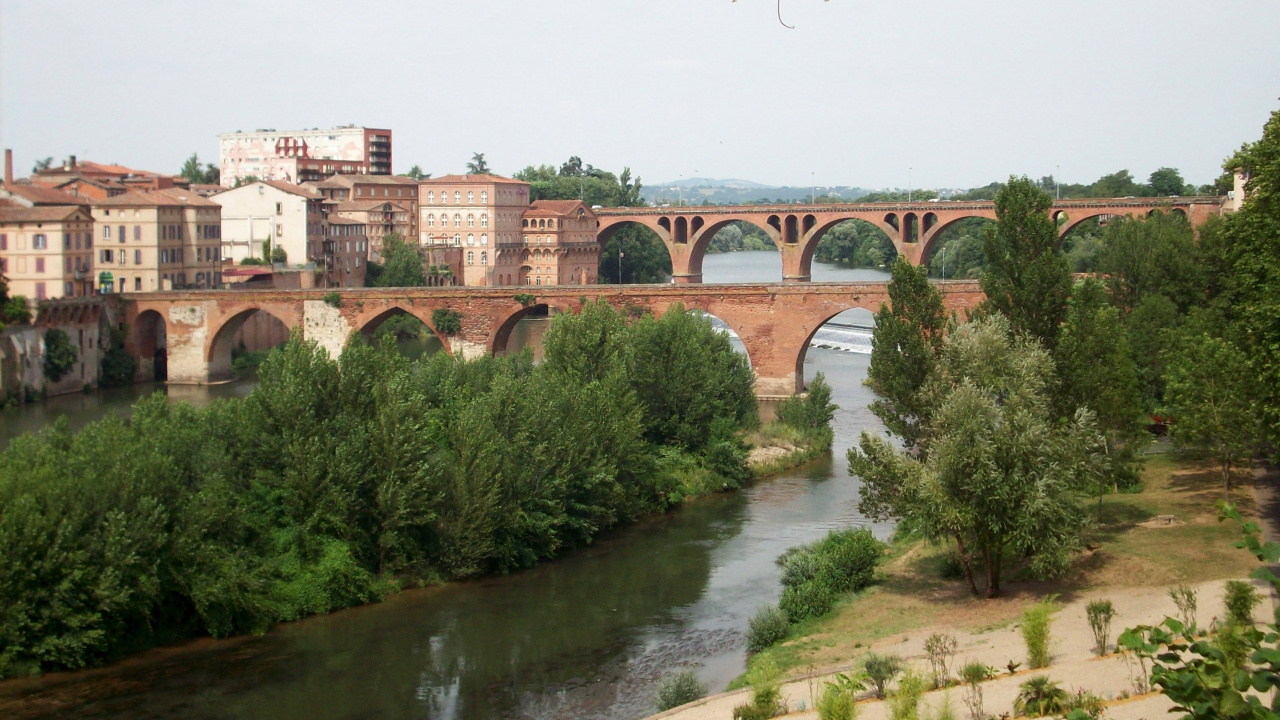 Puente de Hormigón Marrón Sobre el Río. Wallpaper in 1280x720 Resolution
