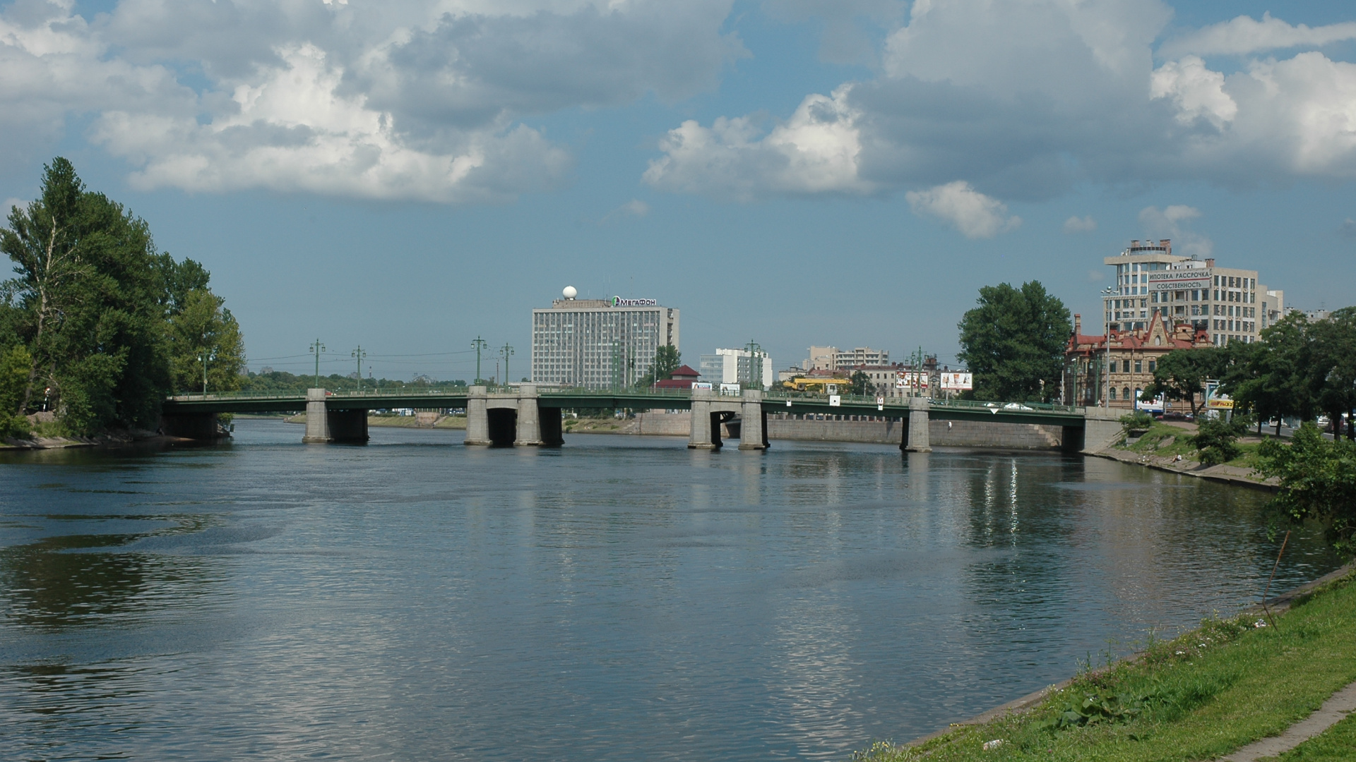 Weißes Betongebäude in Der Nähe Von Gewässern Unter Blauem Himmel Tagsüber. Wallpaper in 1920x1080 Resolution