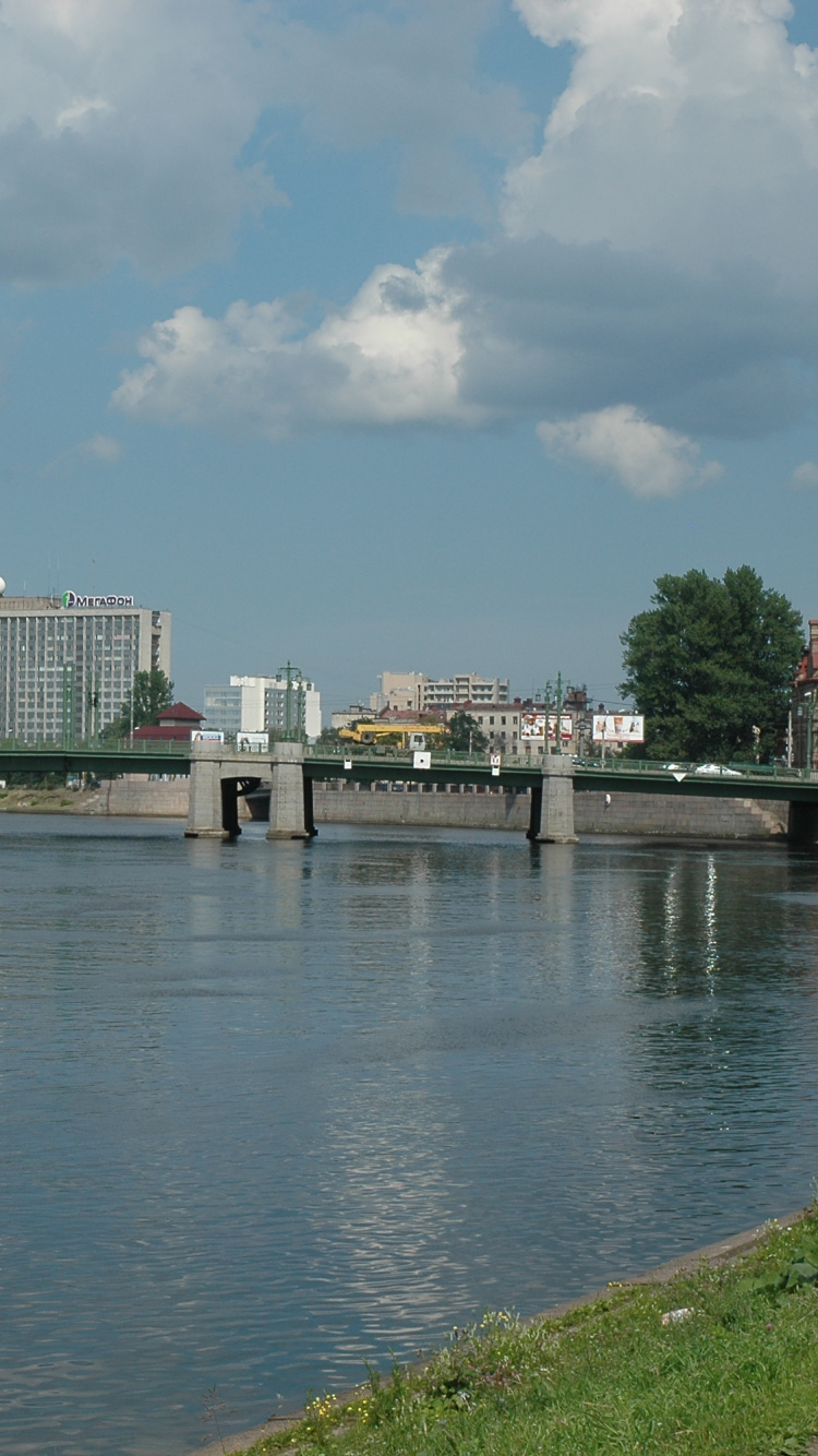 Weißes Betongebäude in Der Nähe Von Gewässern Unter Blauem Himmel Tagsüber. Wallpaper in 750x1334 Resolution