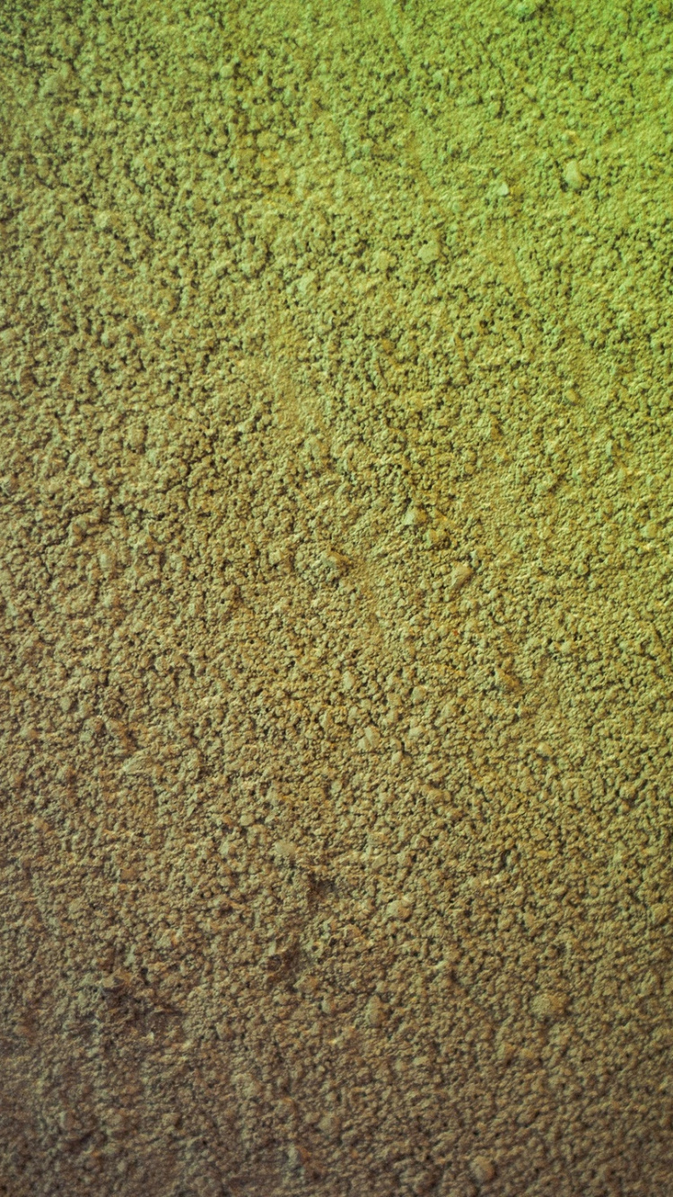 Grünes Textil Auf Braunem Betonboden. Wallpaper in 750x1334 Resolution