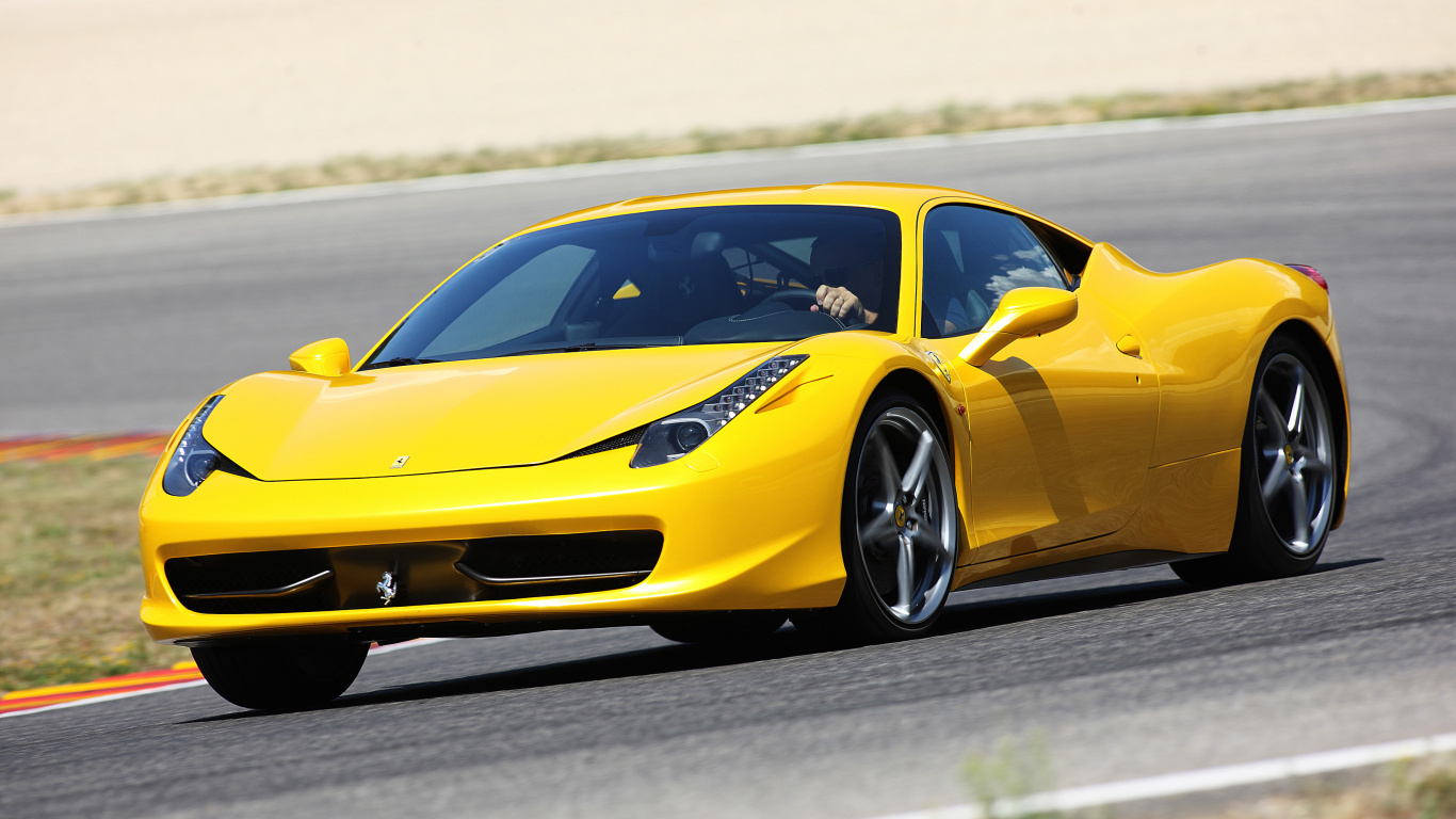 Gelber Ferrari 458 Italia Tagsüber Unterwegs. Wallpaper in 1366x768 Resolution