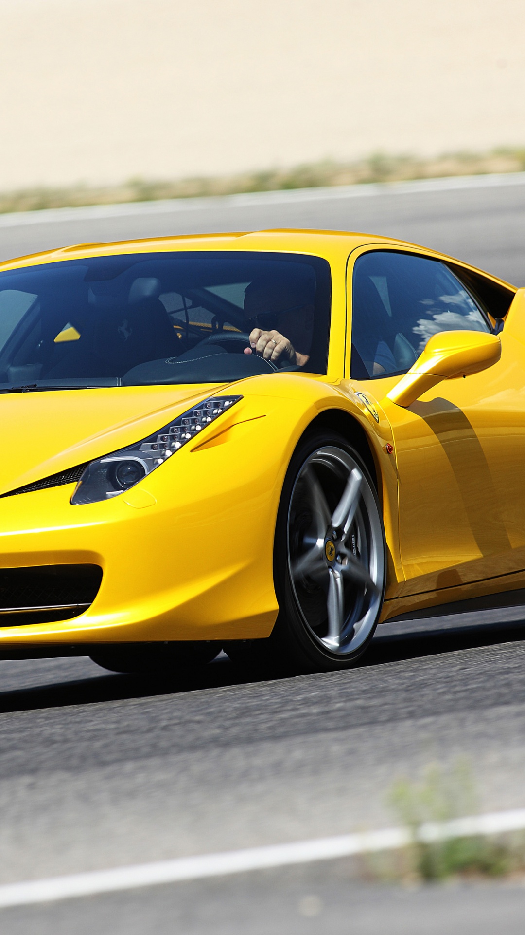 Ferrari 458 Italia Amarillo en la Carretera Durante el Día. Wallpaper in 1080x1920 Resolution