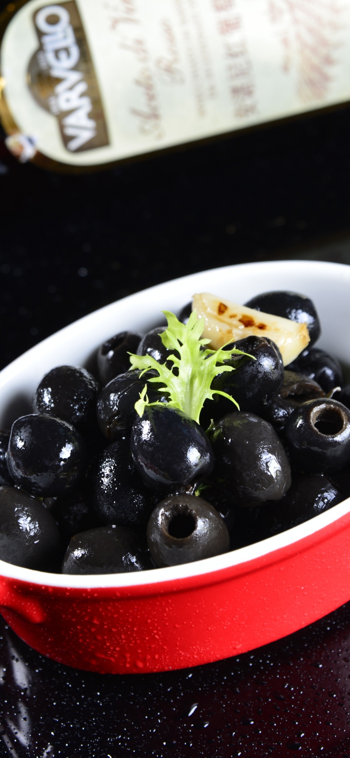 Schwarze Beeren in Weißer Keramikschale. Wallpaper in 1125x2436 Resolution