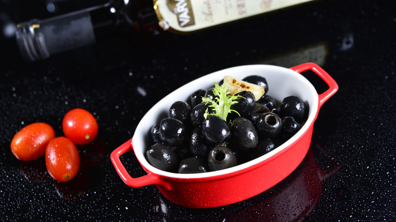 Schwarze Beeren in Weißer Keramikschale. Wallpaper in 1280x720 Resolution