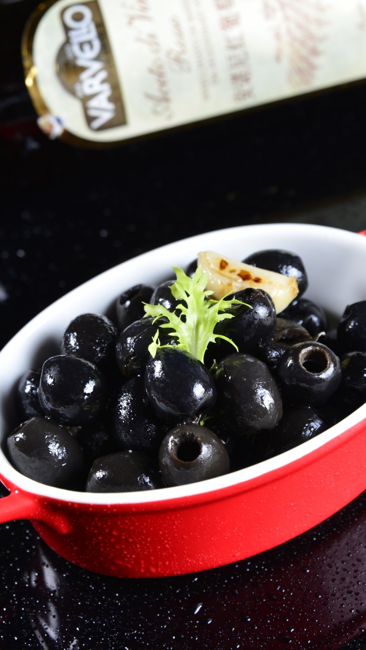 Schwarze Beeren in Weißer Keramikschale. Wallpaper in 720x1280 Resolution