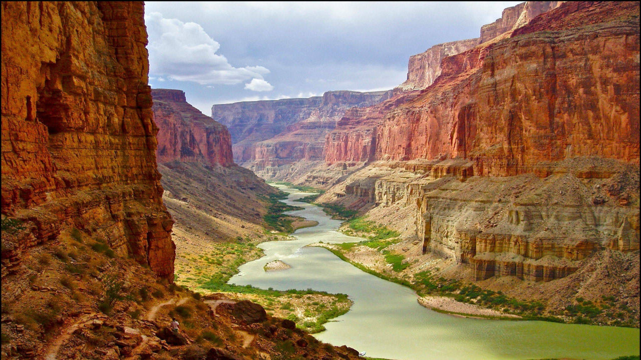 Brauner Felsiger Berg Mit Fluss. Wallpaper in 1280x720 Resolution