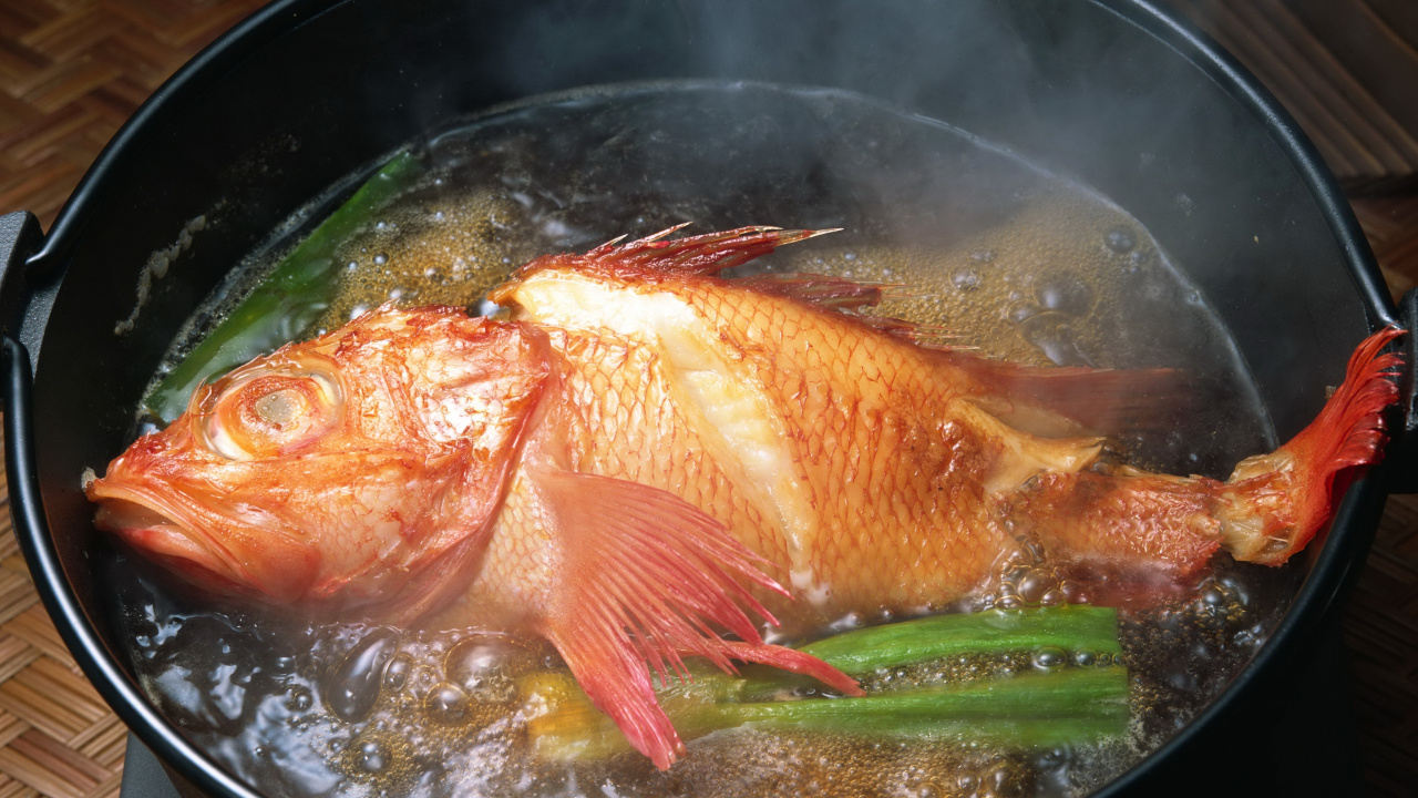 Oranger Und Weißer Koi-Fisch. Wallpaper in 1280x720 Resolution