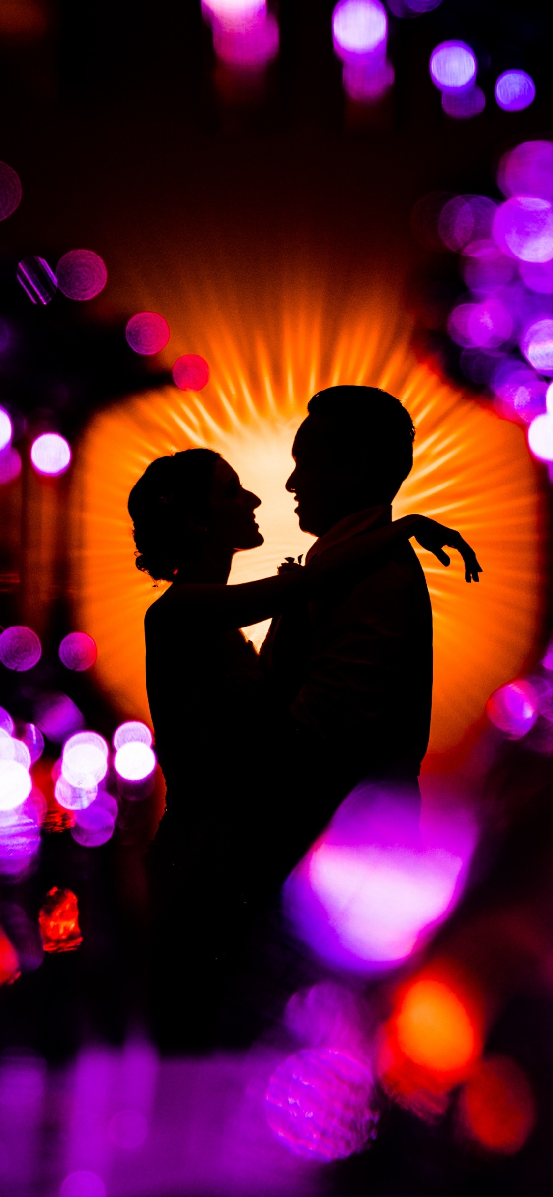 Romantik, Umarmung, Purpur, Veilchen, Licht. Wallpaper in 1125x2436 Resolution