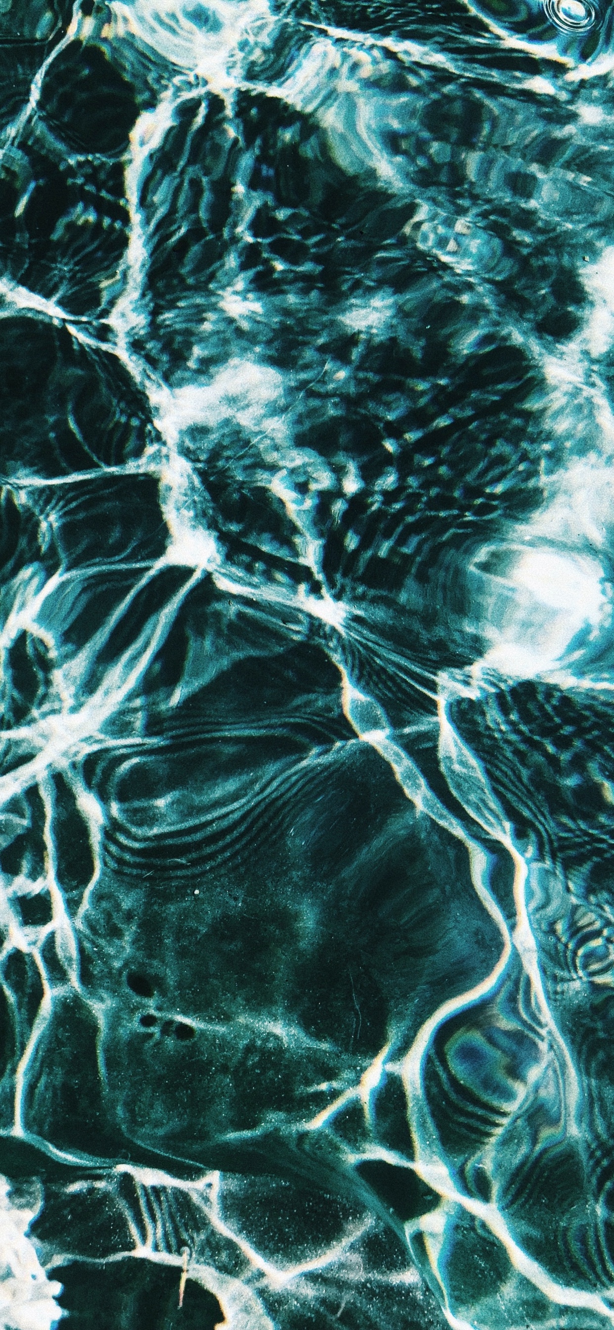 Agua Azul y Blanca Durante el Día. Wallpaper in 1242x2688 Resolution