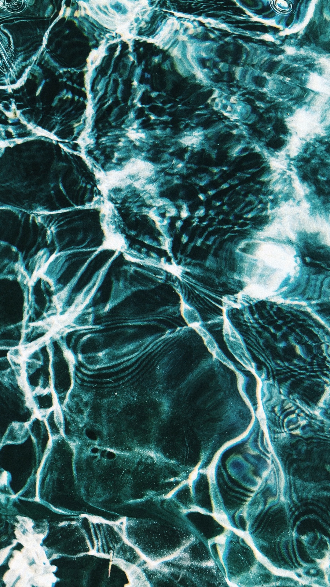 Blaues Und Weißes Wasser Tagsüber. Wallpaper in 1080x1920 Resolution