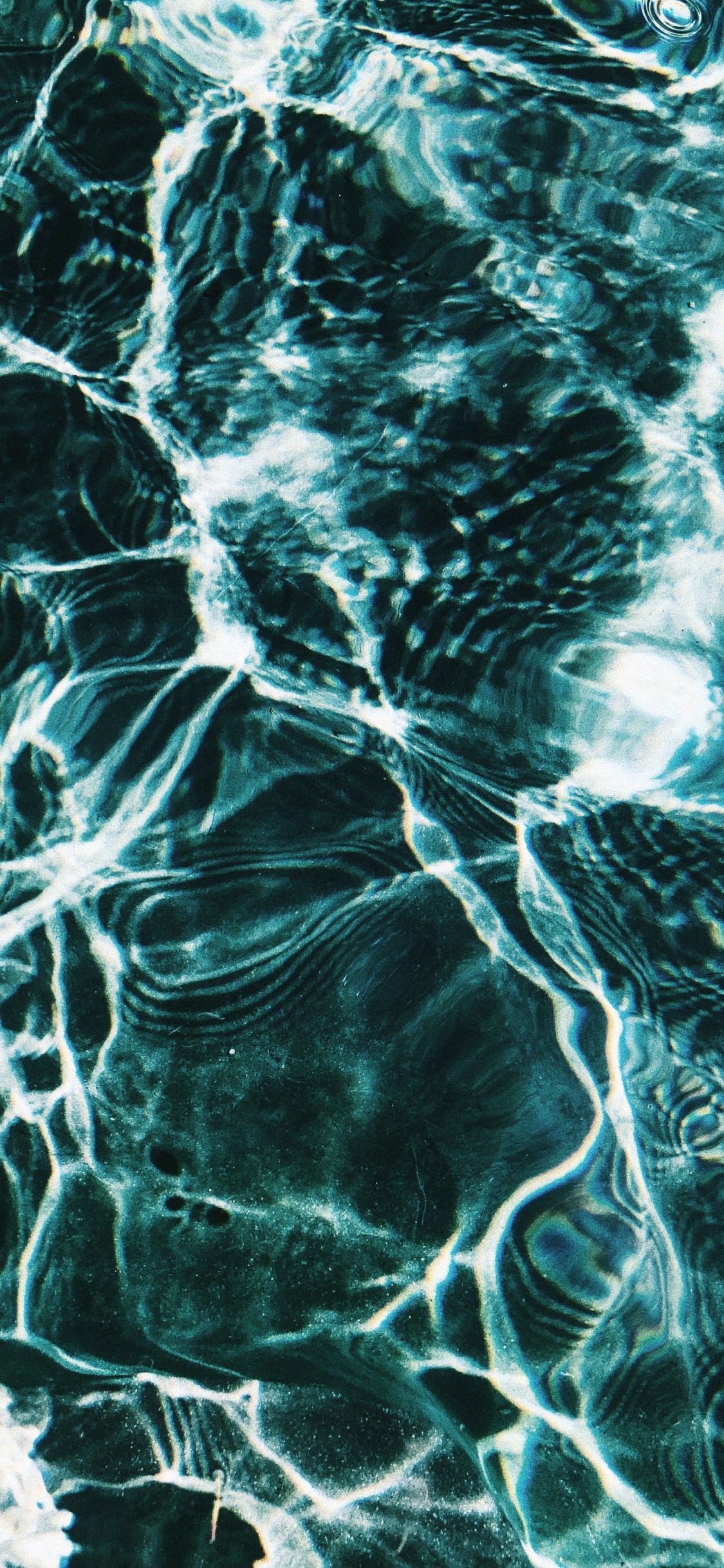 Blaues Und Weißes Wasser Tagsüber. Wallpaper in 1125x2436 Resolution