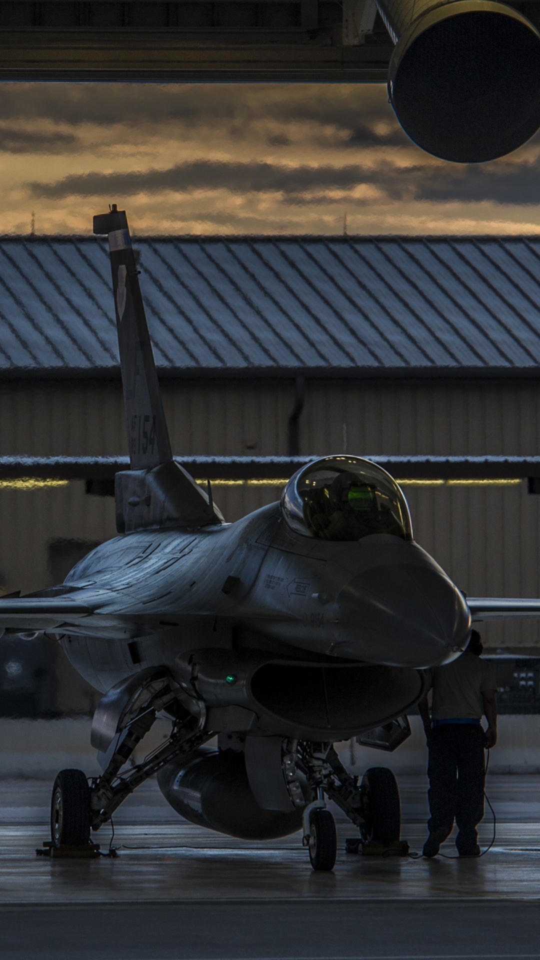 Luftwaffe, Militär-Flugzeuge, Hangar, Kampfflugzeug, Luft-und Raumfahrttechnik. Wallpaper in 1080x1920 Resolution