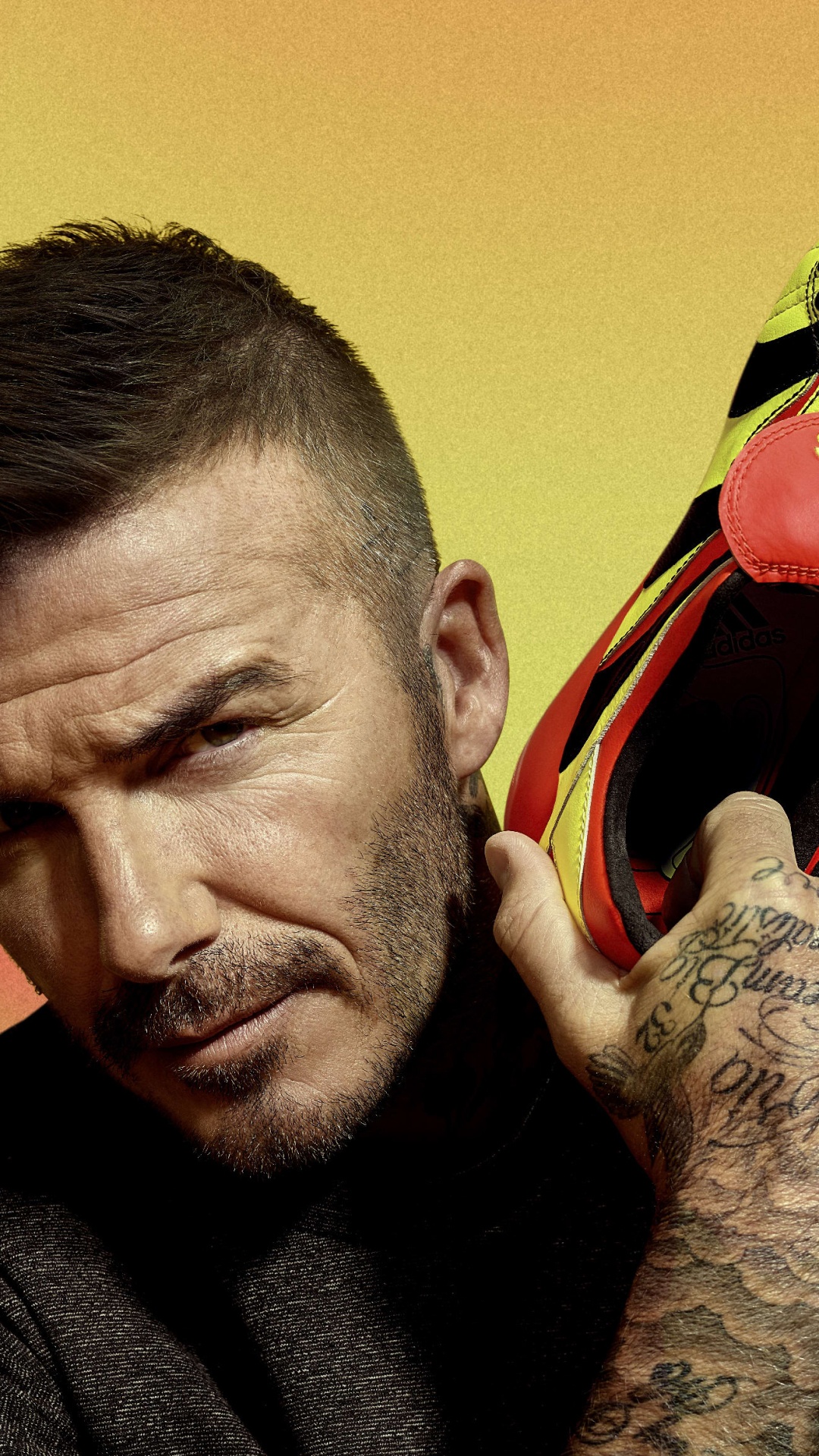 Mann im Schwarz-rot-gelben Hoodie. Wallpaper in 1080x1920 Resolution