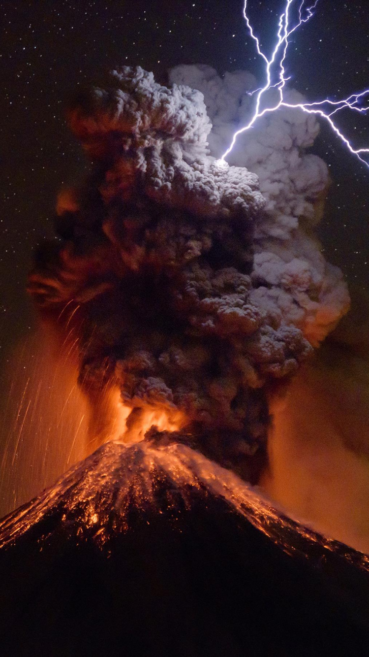 White and Blue Lightning on Sky. Wallpaper in 750x1334 Resolution