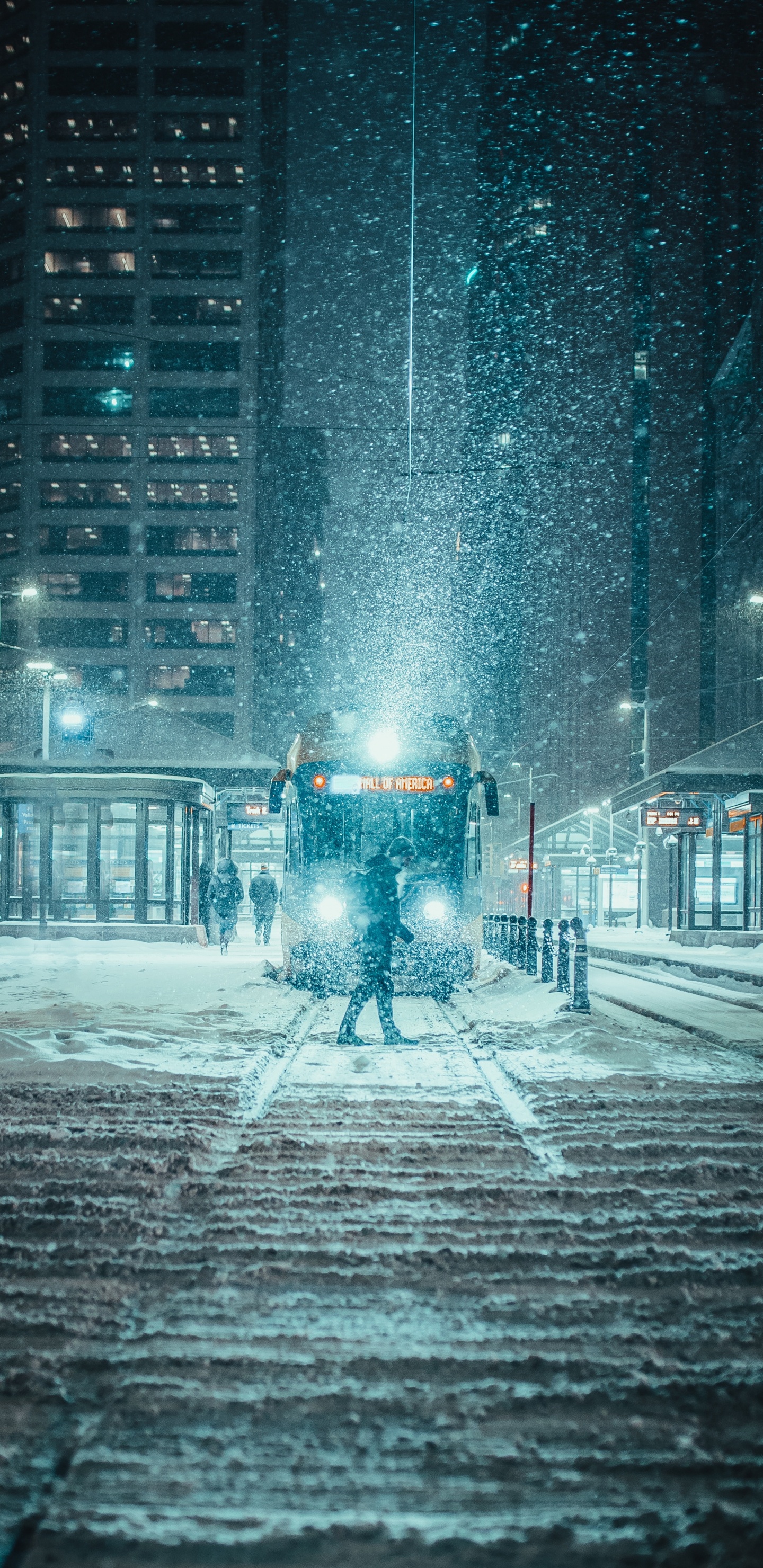 Leute, Die Nachts Auf Der Straße Gehen. Wallpaper in 1440x2960 Resolution