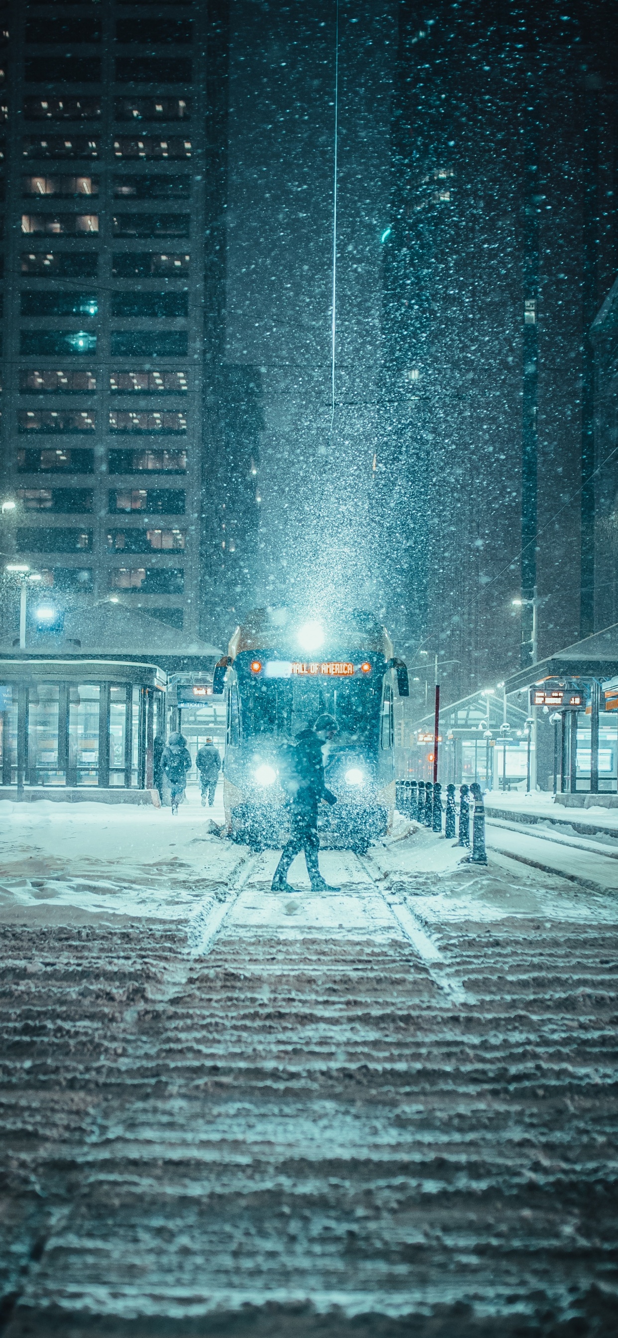 Personnes Marchant Dans la Rue Pendant la Nuit. Wallpaper in 1242x2688 Resolution