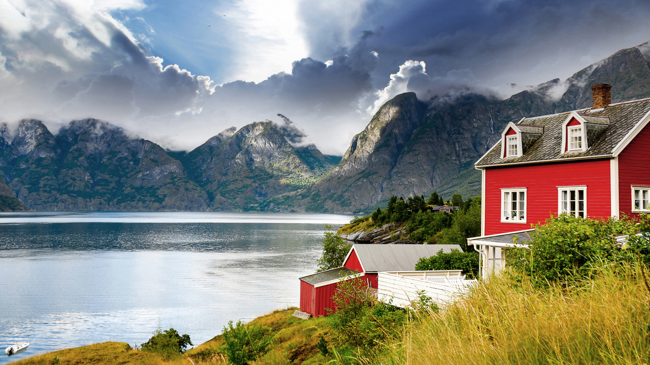 Rotes Und Weißes Haus in Der Nähe Von See Und Bergen Unter Weißen Wolken Und Blauem Himmel Tagsüber. Wallpaper in 1280x720 Resolution