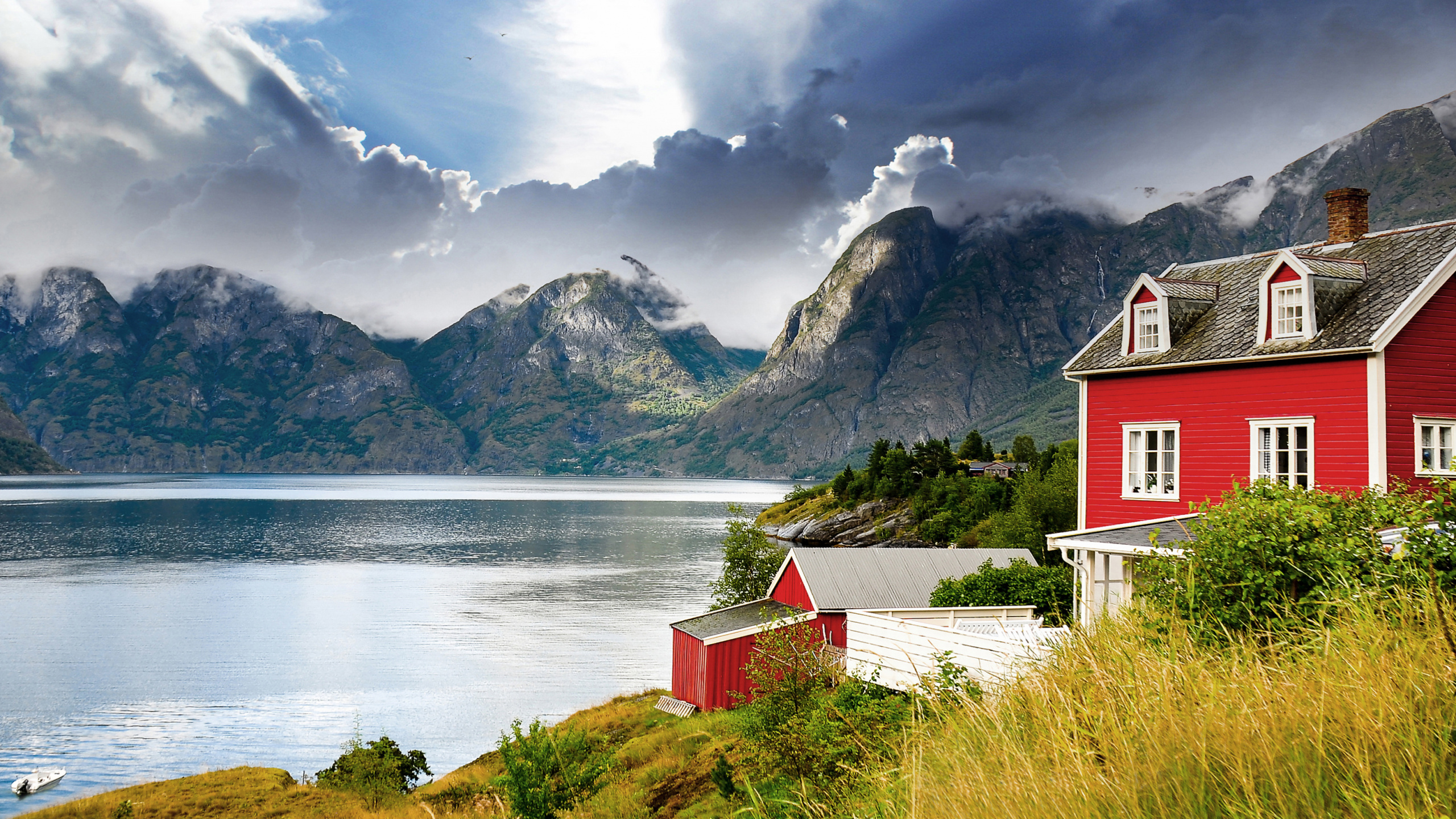 Rotes Und Weißes Haus in Der Nähe Von See Und Bergen Unter Weißen Wolken Und Blauem Himmel Tagsüber. Wallpaper in 2560x1440 Resolution